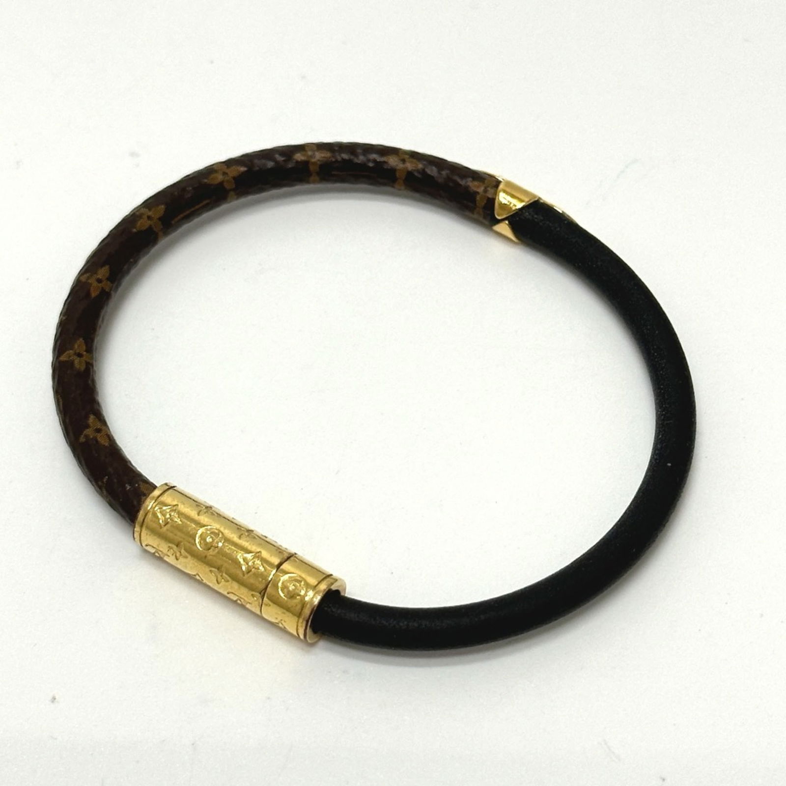 Monogram Louis Vuitton Bangle: Monogram Louis Vuitton Bangle This listing features Monogram Louis Vuitton Bangle. Item specifics are provided below. Item Specifics: Brand: Louis Vuitton Type: Bangle Gender: Women Material: Monogram