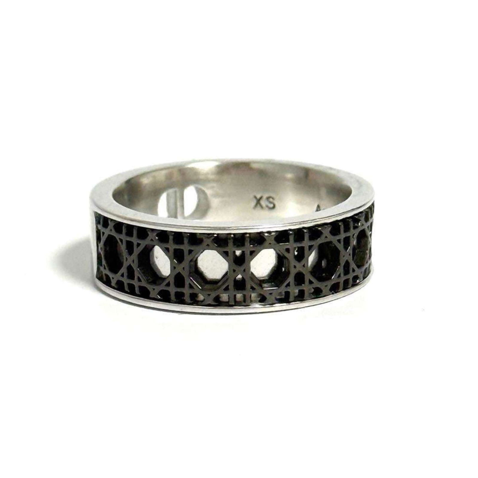 925 Christian Dior Band Ring Silver: 925 Christian Dior Band Ring Silver This listing features 925 Christian Dior Band Ring Silver. Item specifics are provided below. Item Specifics: Brand: Christian Dior Type: Band Ring Gender: Men