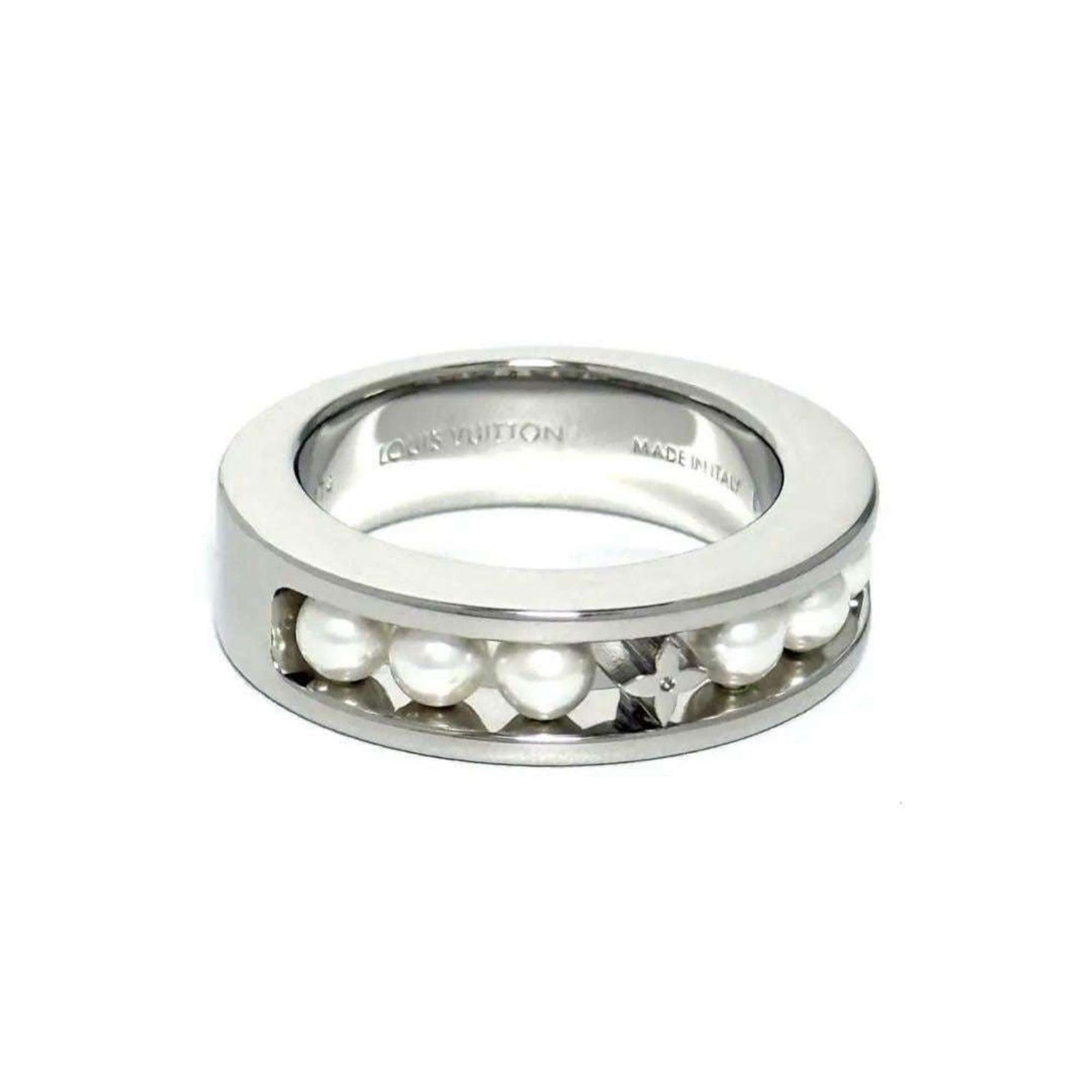 925 Louis Vuitton Band Ring Silver: 925 Louis Vuitton Band Ring Silver This listing features 925 Louis Vuitton Band Ring Silver. Item specifics are provided below. Item Specifics: Brand: Louis Vuitton Type: Band Ring Gender: Men