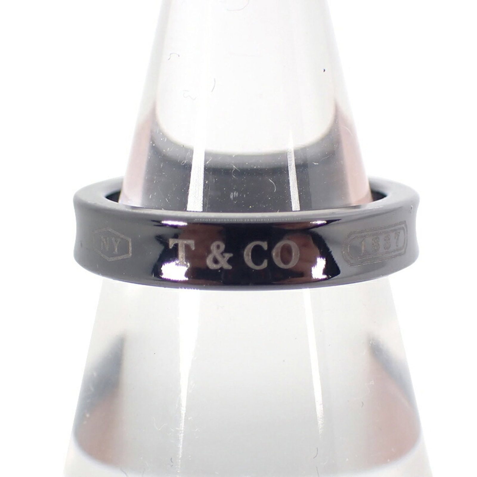 Titanium Tiffany Band Ring: Titanium Tiffany Band Ring This listing features Titanium Tiffany Band Ring. Item specifics are provided below. Item Specifics: Brand: Tiffany Type: Band Ring Gender: Women Material: Titanium Brand Si