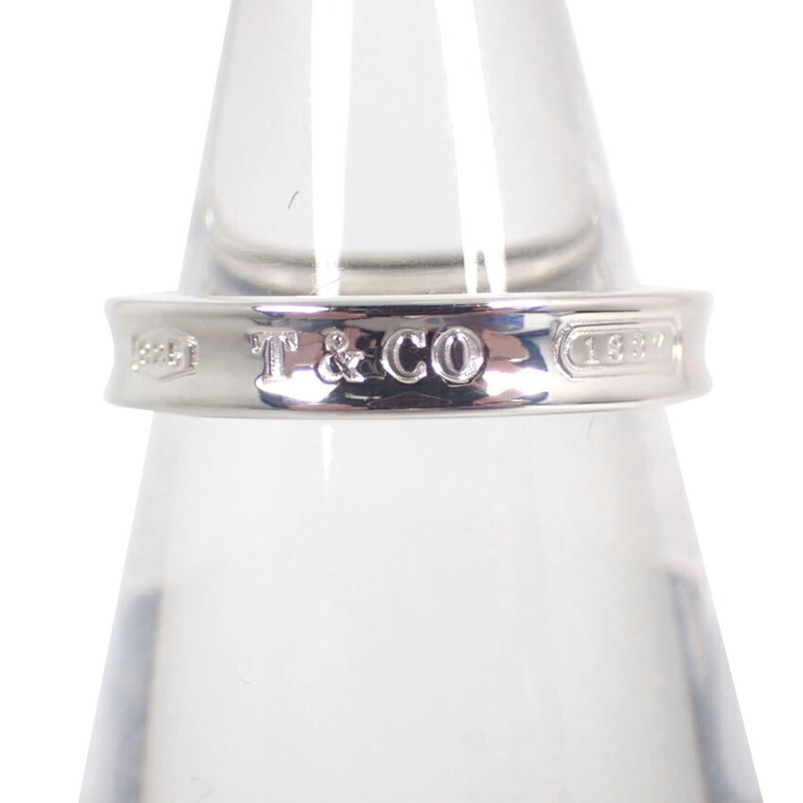 925 Tiffany Band Ring Sterling Silver: 925 Tiffany Band Ring Sterling Silver This listing features 925 Tiffany Band Ring Sterling Silver. Item specifics are provided below. Item Specifics: Brand: Tiffany Type: Band Ring Gender: Women Mater