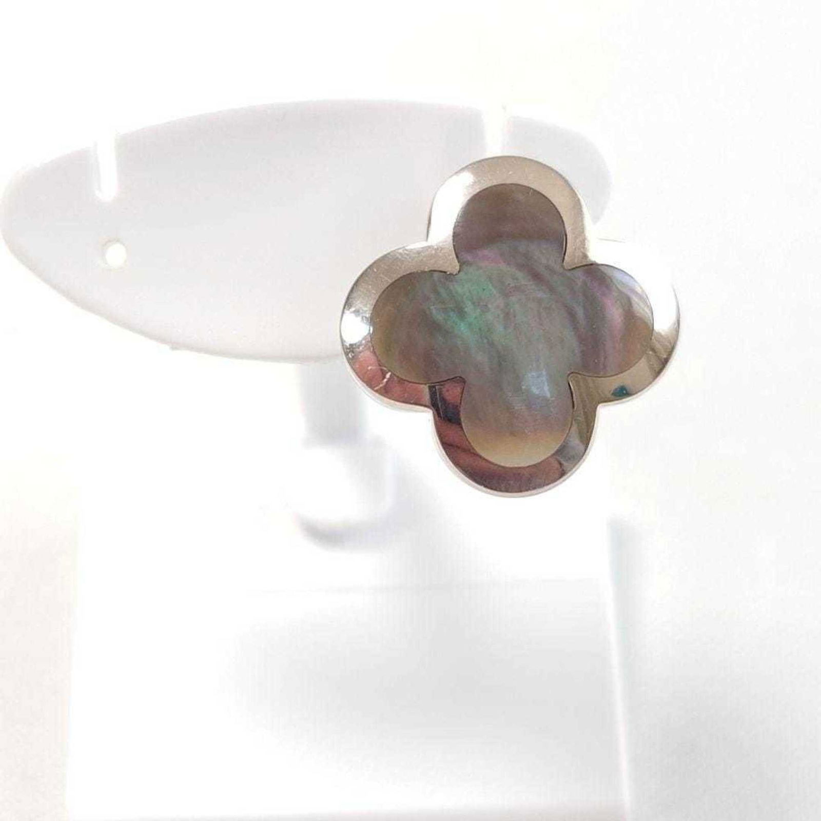 (18K) Van Cleef & Arpels Stud Earrings White Gold: (18K) Van Cleef & Arpels Stud Earrings White Gold This listing features (18K) Van Cleef & Arpels Stud Earrings White Gold. Item specifics are provided below. Item Specifics: Brand: Van Cleef &