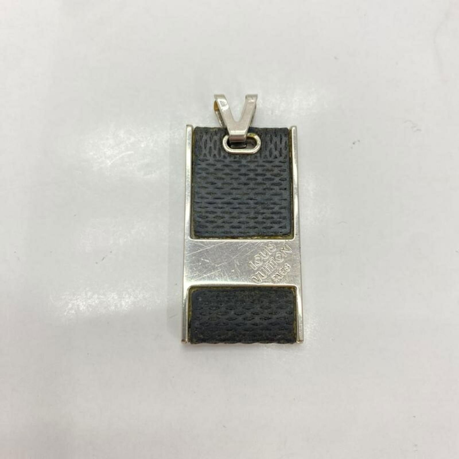 Vuitton LOUIS VUITTON Damier Pendant Soho Black Top Louis: Vuitton LOUIS VUITTON Damier Pendant Soho Black Top Louis This listing features Vuitton LOUIS VUITTON Damier Pendant Soho Black Top Louis. Item specifics are provided below. Item Specifics: Brand: Lou
