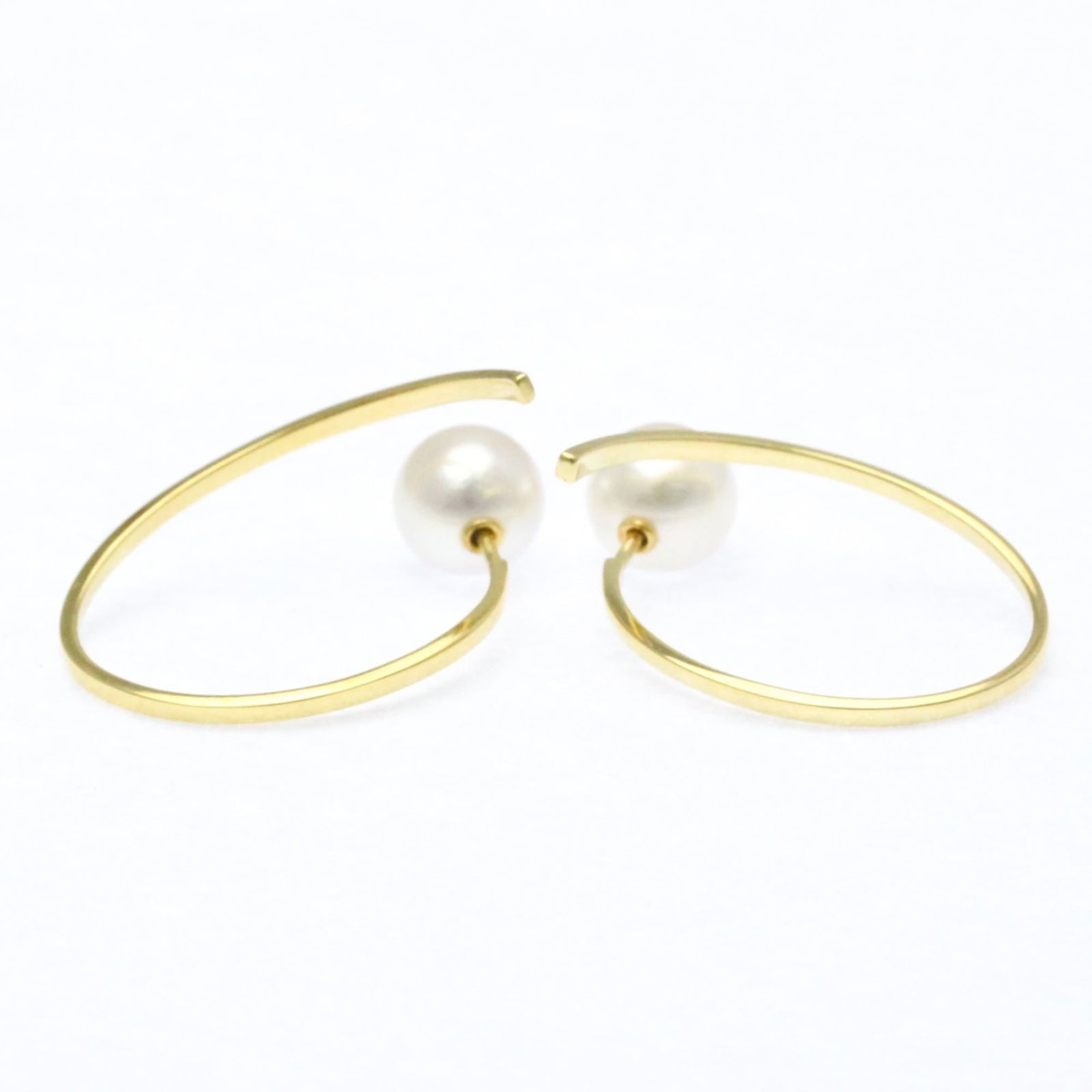 (18K) Tasaki Hoop Earrings Yellow Gold: (18K) Tasaki Hoop Earrings Yellow Gold This listing features (18K) Tasaki Hoop Earrings Yellow Gold. Item specifics are provided below. Item Specifics: Brand: Tasaki Type: Hoop Earrings Style: