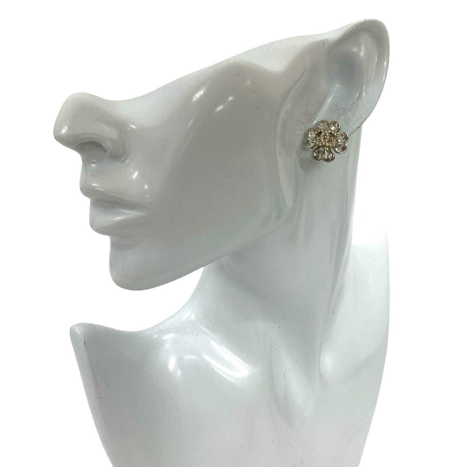 Alloy Chanel Stud Earrings: Alloy Chanel Stud Earrings This listing features Alloy Chanel Stud Earrings. Item specifics are provided below. Item Specifics: Brand: Chanel Type: Stud Earrings Gender: Women Material: Alloy Color: S