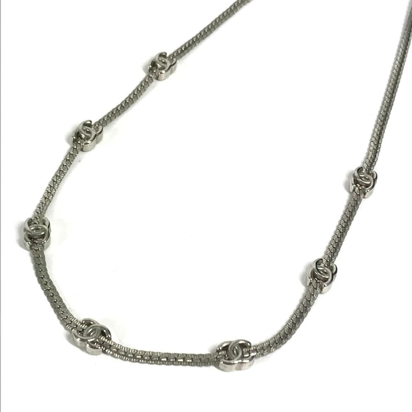 Silver - CHANEL ABE254 A 24B CC Coco Mark Logo Choker Necklace from the Fall/ Winter 2024: Silver - CHANEL ABE254 A 24B CC Coco Mark Logo Choker Necklace from the Fall/ Winter 2024 Pre-Collection - Women's This listing features Silver - CHANEL ABE254 A 24B CC Coco Mark Logo Choker Necklace