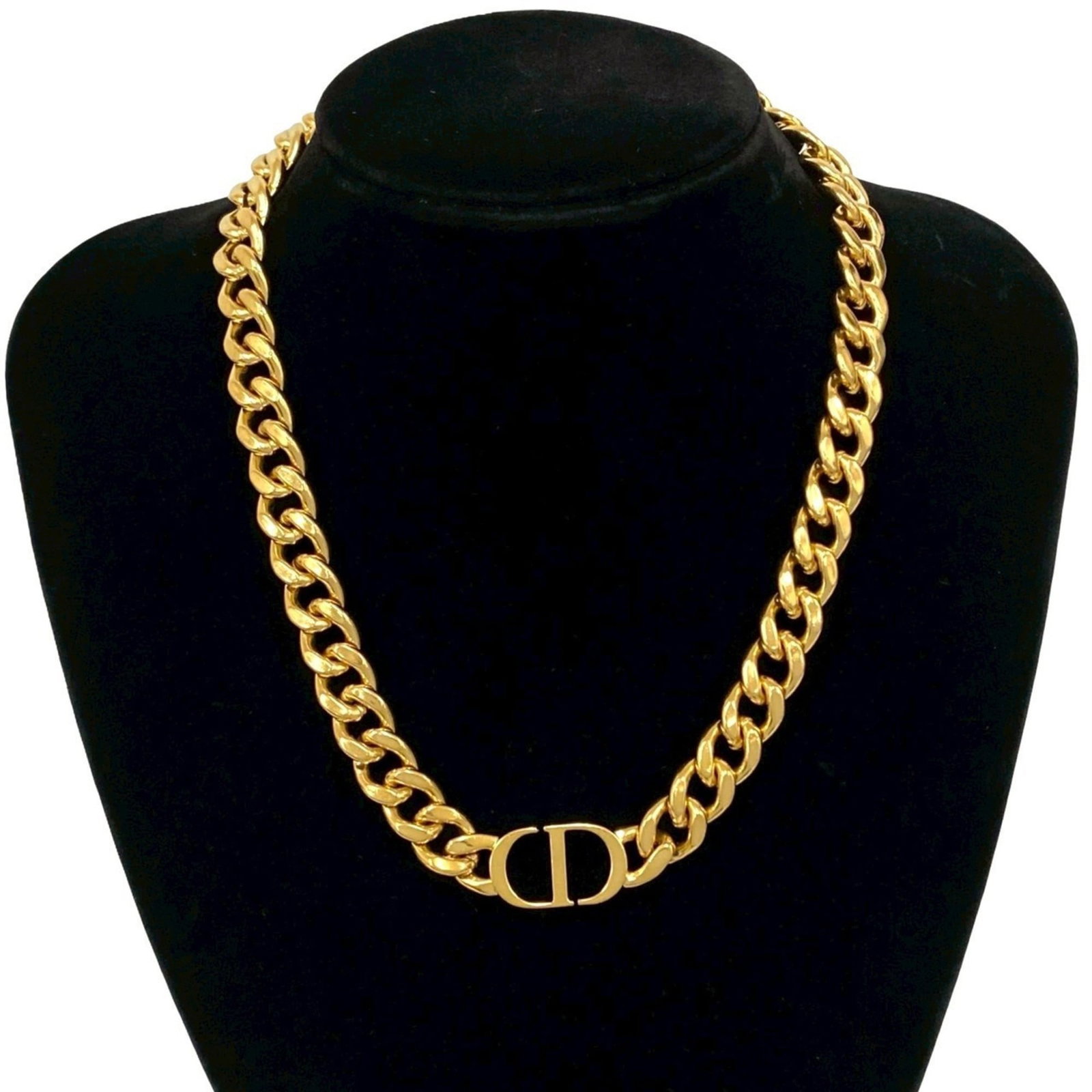 04989 Christian Dior CD logo motif GP chain necklace pendant in gold: 04989 Christian Dior CD logo motif GP chain necklace pendant in gold This listing features 04989 Christian Dior CD logo motif GP chain necklace pendant in gold. Item specifics are provided below. 