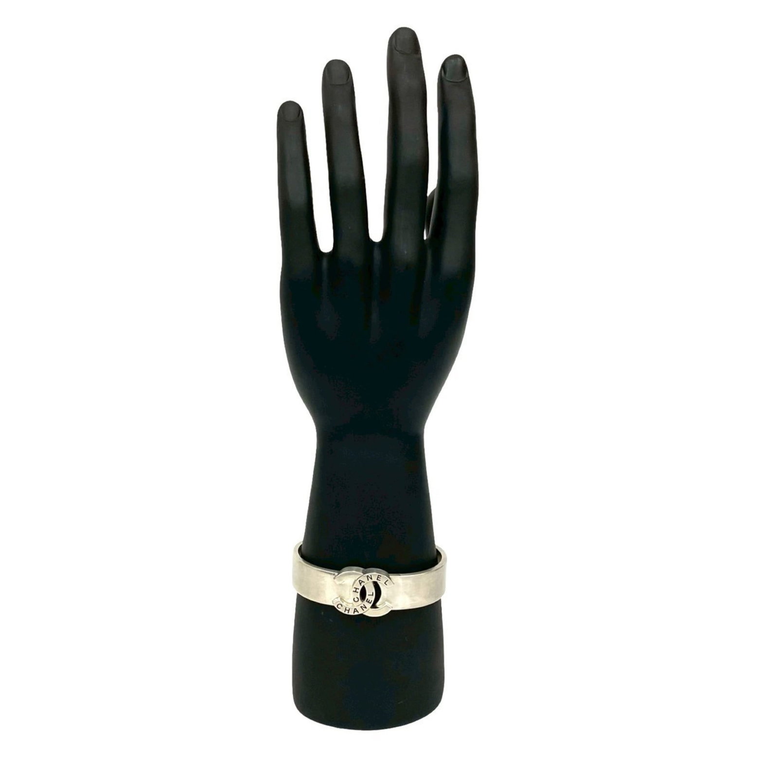 Metal Chanel Bangle: Metal Chanel Bangle This listing features Metal Chanel Bangle. Item specifics are provided below. Item Specifics: Brand: Chanel Type: Bangle Gender: Women Material: Metal Color: Silver Length: 17cm