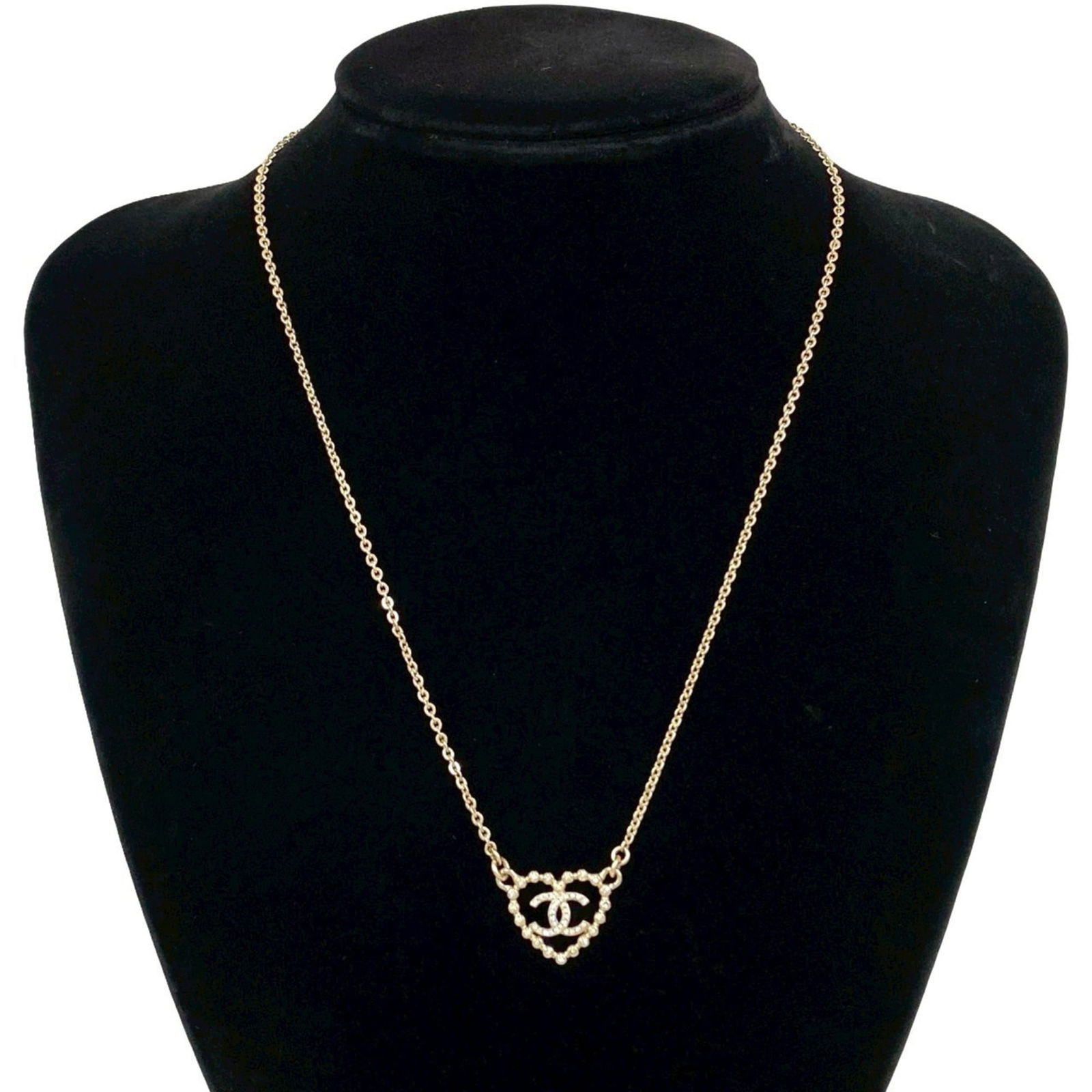 80961 CHANEL Coco Mark Heart Motif Rhinestone Plated Chain Necklace in Silver: 80961 CHANEL Coco Mark Heart Motif Rhinestone Plated Chain Necklace in Silver This listing features 80961 CHANEL Coco Mark Heart Motif Rhinestone Plated Chain Necklace in Silver. Item specifics are pr