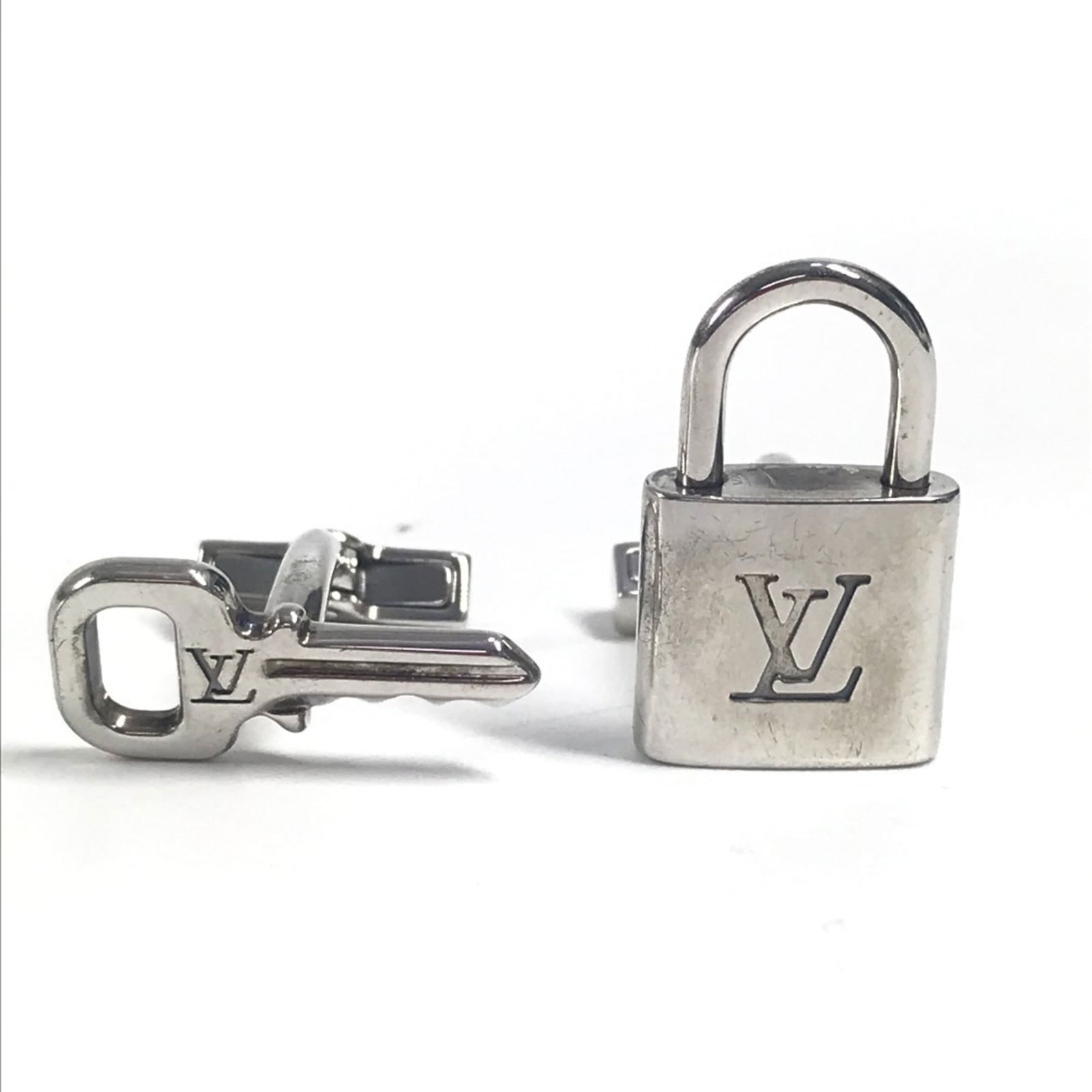925 Louis Vuitton Cufflinks Silver: 925 Louis Vuitton Cufflinks Silver This listing features 925 Louis Vuitton Cufflinks Silver. Item specifics are provided below. Item Specifics: Brand: Louis Vuitton Type: Cufflinks Gender: Men