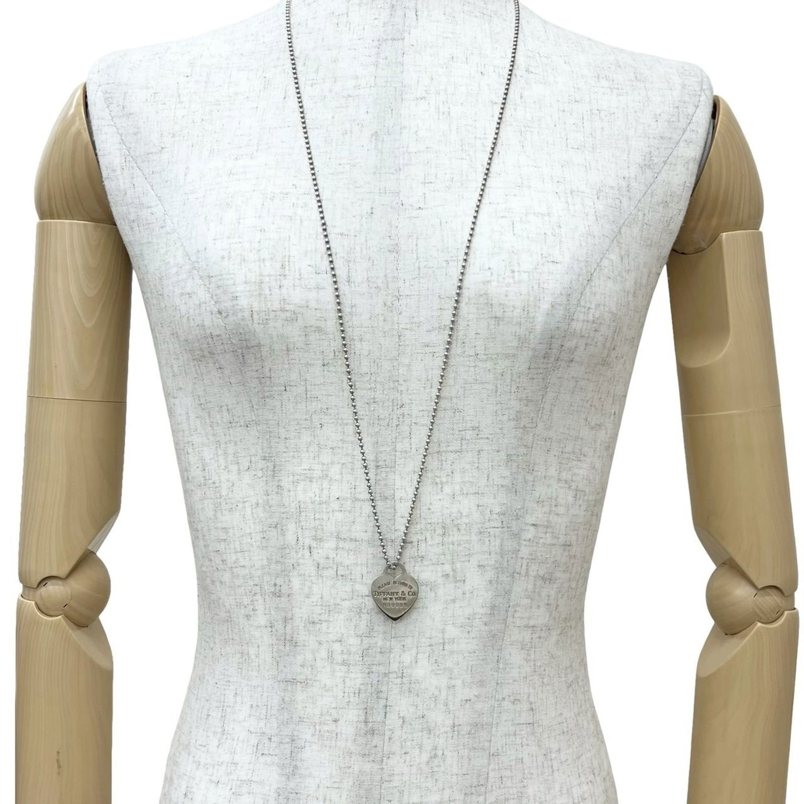 25193 TIFFANY & Co. Tiffany Return to Heart Tag Sterling Silver Necklace Chain Pendant: 25193 TIFFANY & Co. Tiffany Return to Heart Tag Sterling Silver Necklace Chain Pendant This listing features 25193 TIFFANY & Co. Tiffany Return to Heart Tag Sterling Silver Necklace Chain Pendant. Ite