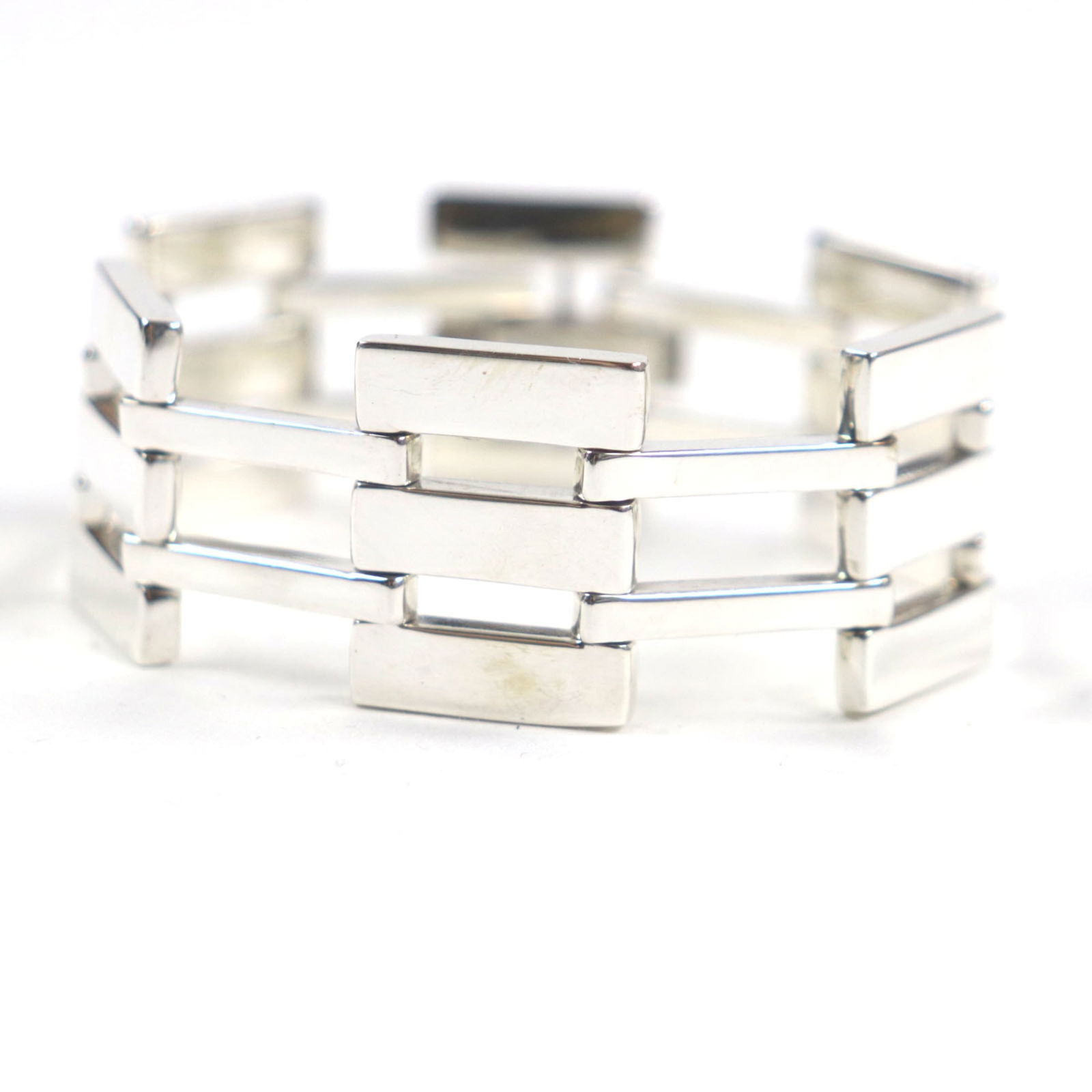 Bracelet Gucci Link: Bracelet Gucci Link This listing features Bracelet Gucci Link. Item specifics are provided below. Item Specifics: Brand: Gucci Type: Link Bracelet Gender: Men Metal: Silver Metal Purity: Silver925 Sea