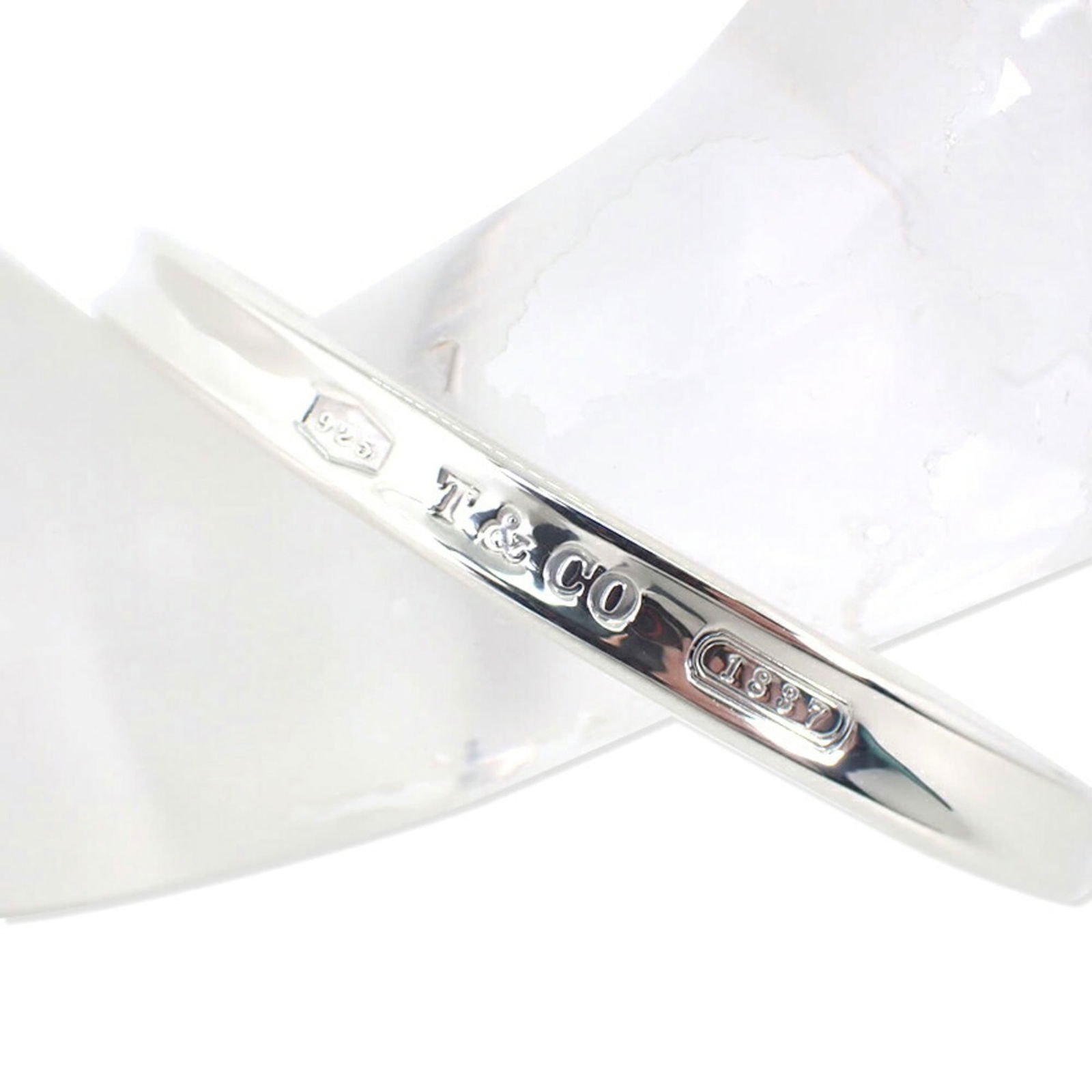 925 Tiffany Bangle Sterling Silver: 925 Tiffany Bangle Sterling Silver This listing features 925 Tiffany Bangle Sterling Silver. Item specifics are provided below. Item Specifics: Brand: Tiffany Type: Bangle Gender: Women Material: