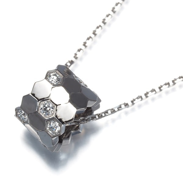 Wg Chaumet Necklace Diamond Bee De Chaumet Bee My Love Small 18K: Wg Chaumet Necklace Diamond Bee De Chaumet Bee My Love Small 18K This listing features Wg Chaumet Necklace Diamond Bee De Chaumet Bee My Love Small 18K. Item specifics are provided below. Item