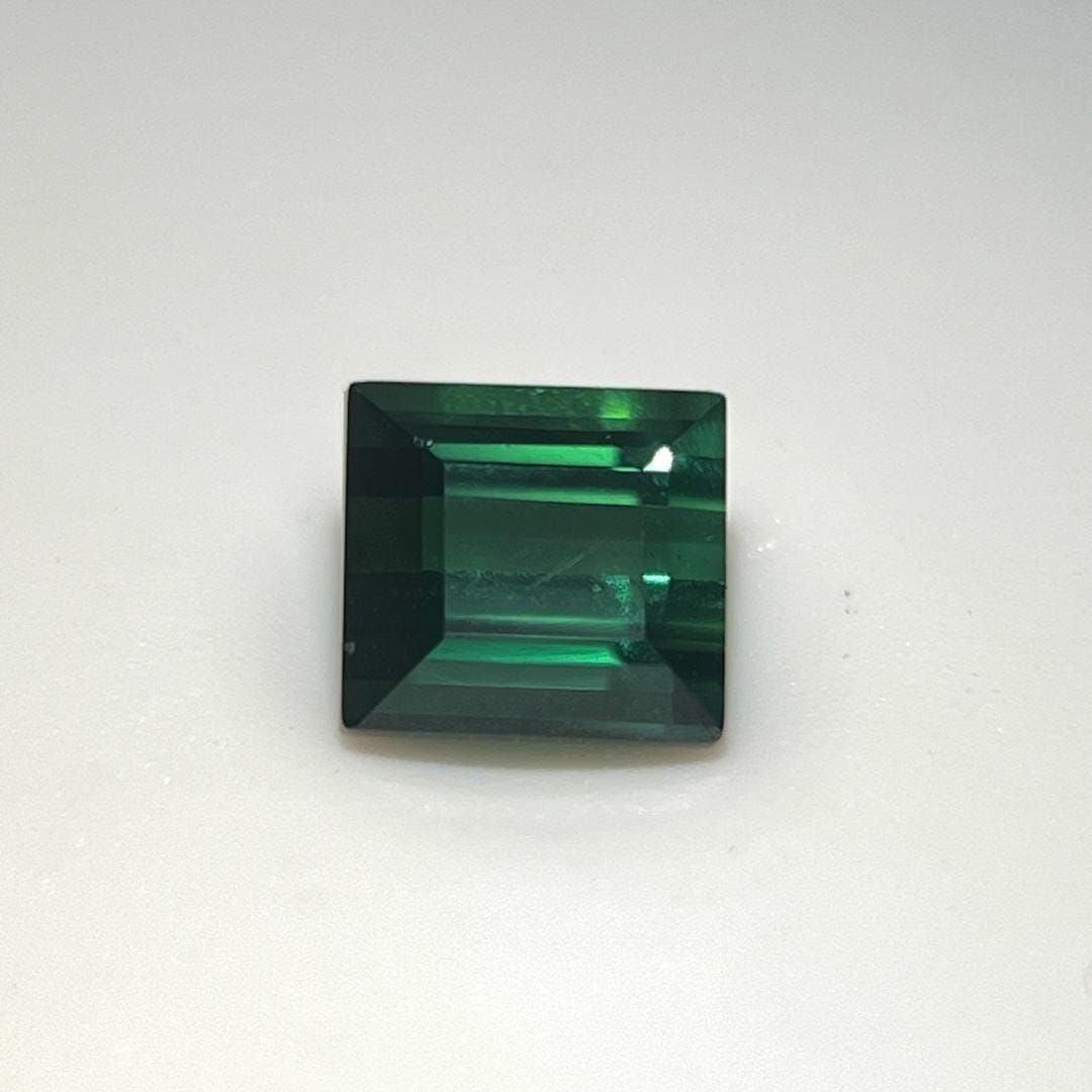 Loose Tourmaline Gemstone - Baguette 1.22ct Green SI: Loose Tourmaline Gemstone - Baguette 1.22ct Green SI This listing features Loose Tourmaline Gemstone - Baguette 1.22ct Green SI. Item specifics are provided below. Item Specifics: Type: Tourmaline Car