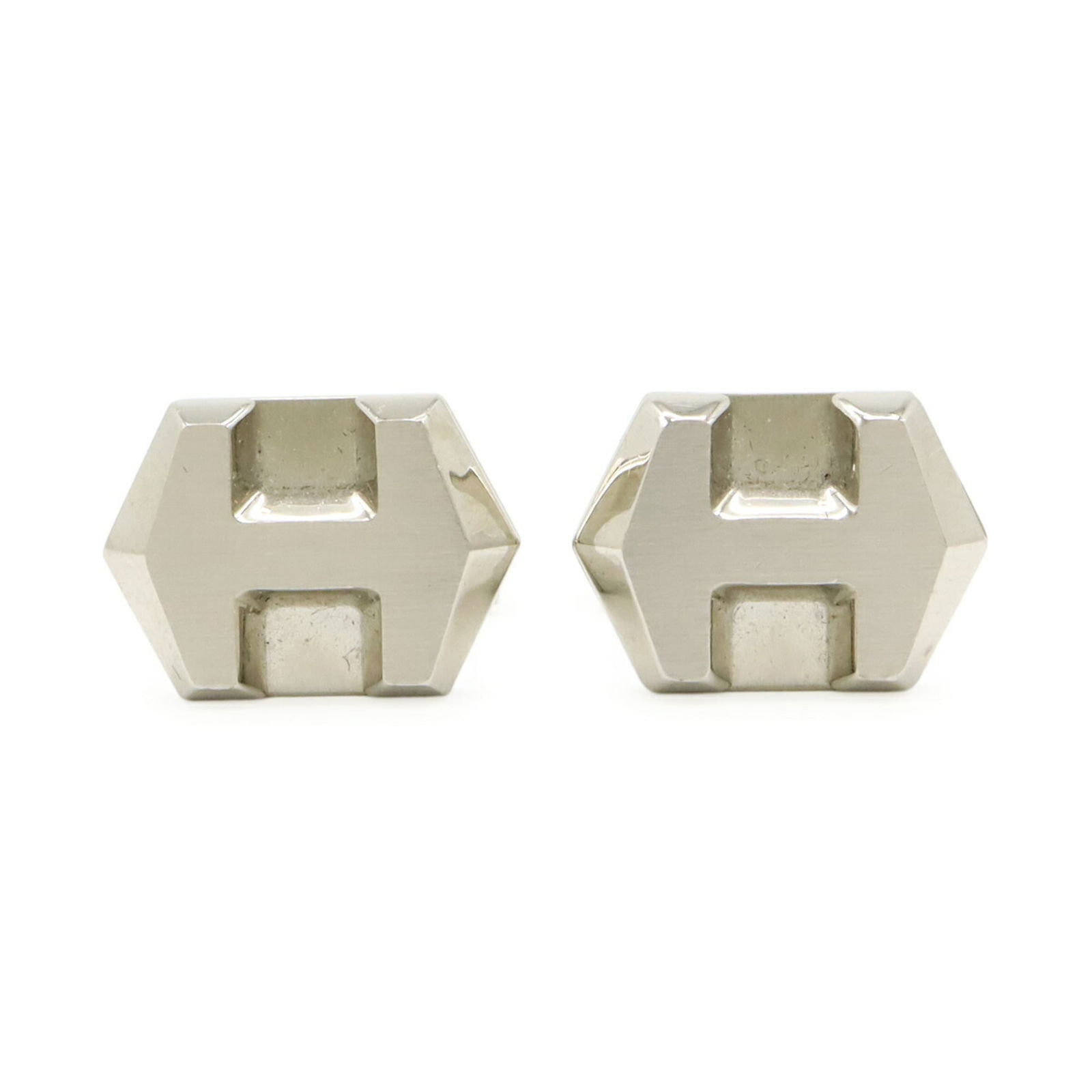 Metal Hermes Stud/ Button: Metal Hermes Stud/ Button This listing features Metal Hermes Stud/ Button. Item specifics are provided below. Item Specifics: Brand: Hermes Type: Stud/Button Material: Metal Color: Silver Size (Hxwxd)