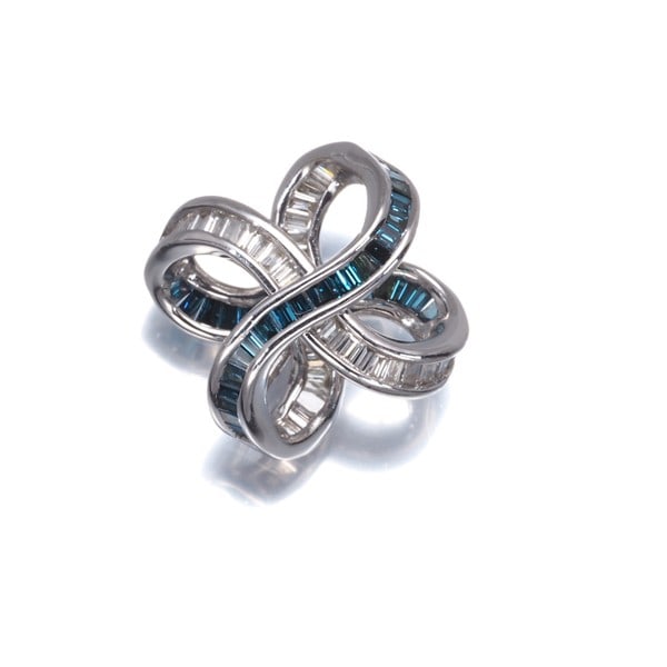 Wg Gstv Pendant Blue&Clear Diamond 0.30Ct Tapered-Cut 18K: Wg Gstv Pendant Blue&Clear Diamond 0.30Ct Tapered-Cut 18K This listing features Wg Gstv Pendant Blue&Clear Diamond 0.30Ct Tapered-Cut 18K. Item specifics are provided below. Item Specifics: Brand: