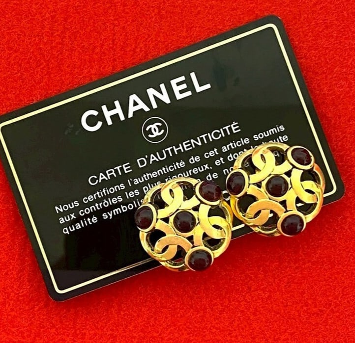 Plated Vintage CHANEL 2 5 Coco Mark CC Red Gripoix Clip-on Earring Gold: Plated Vintage CHANEL 2 5 Coco Mark CC Red Gripoix Clip-on Earring Gold This listing features Plated Vintage CHANEL 2 5 Coco Mark CC Red Gripoix Clip-on Earring Gold. Item specifics are provided below