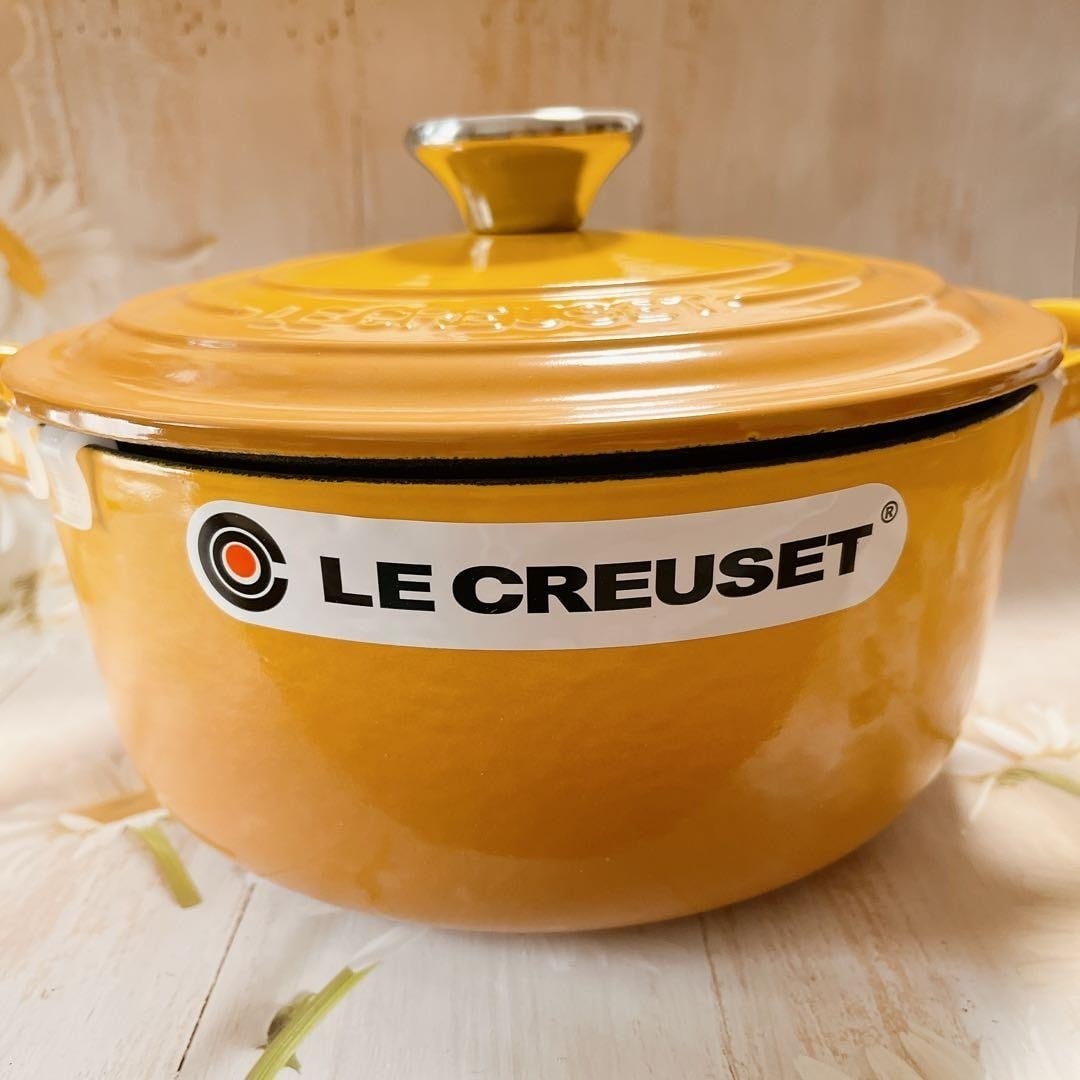 pot Le Creuset Nectar Yellow Cocotte Enamel Cast Iron 7.9 in 2.4L Double handled (1 of 7)