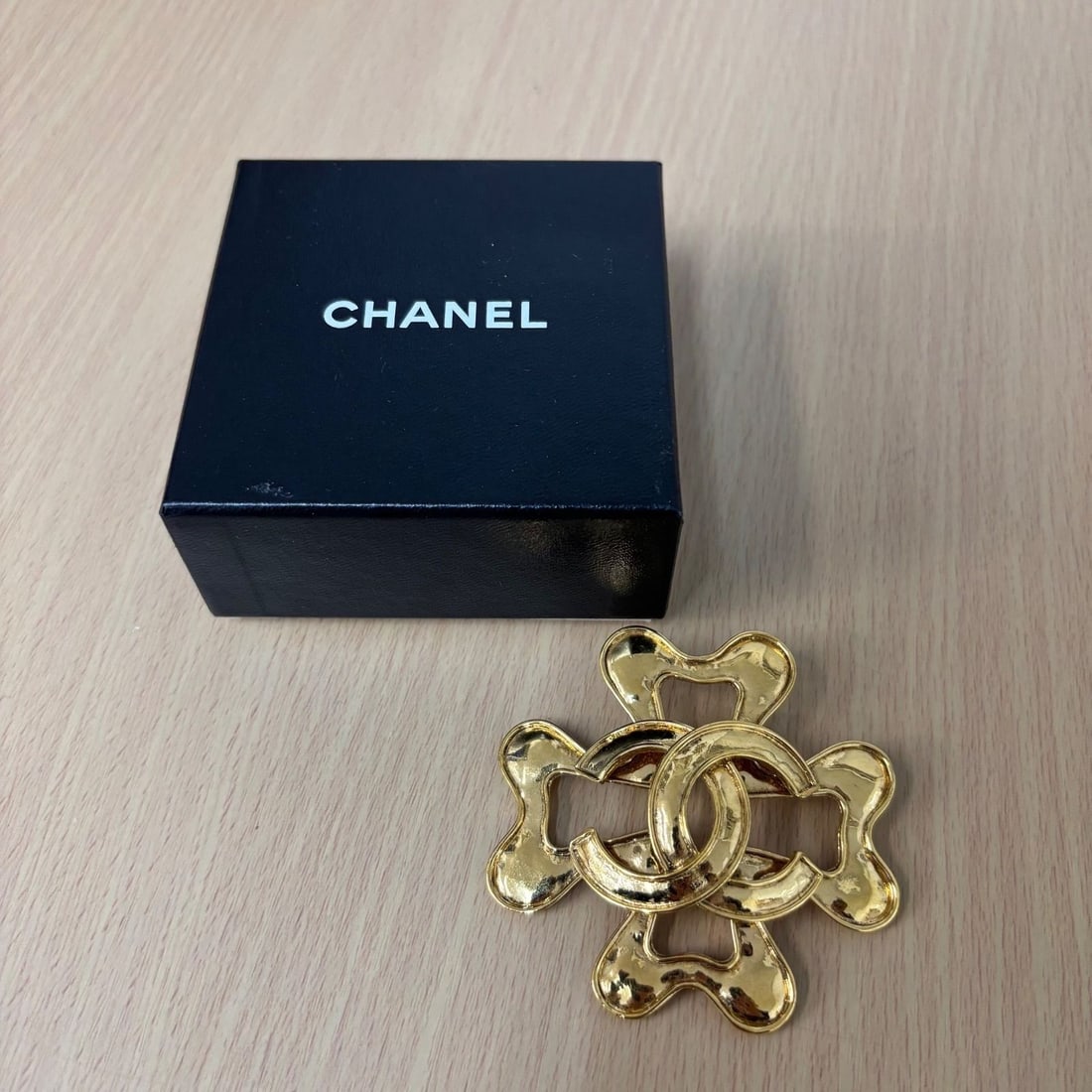 Box Vintage CHANEL 94P Coco Mark CC Clover Pin Brooch Gold tone with Original (1 of 18)