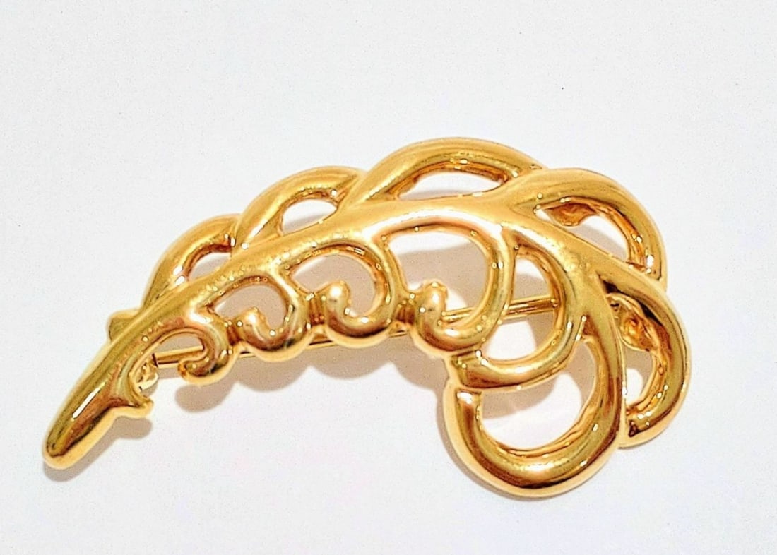 Pin Tiffany & Co Vintage Paloma Picasso 18k Yellow Gold Feather Leaf Brooch: Pin Tiffany & Co Vintage Paloma Picasso 18k Yellow Gold Feather Leaf Brooch This listing features Pin Tiffany & Co Vintage Paloma Picasso 18k Yellow Gold Feather Leaf Brooch. Item specifics are provid