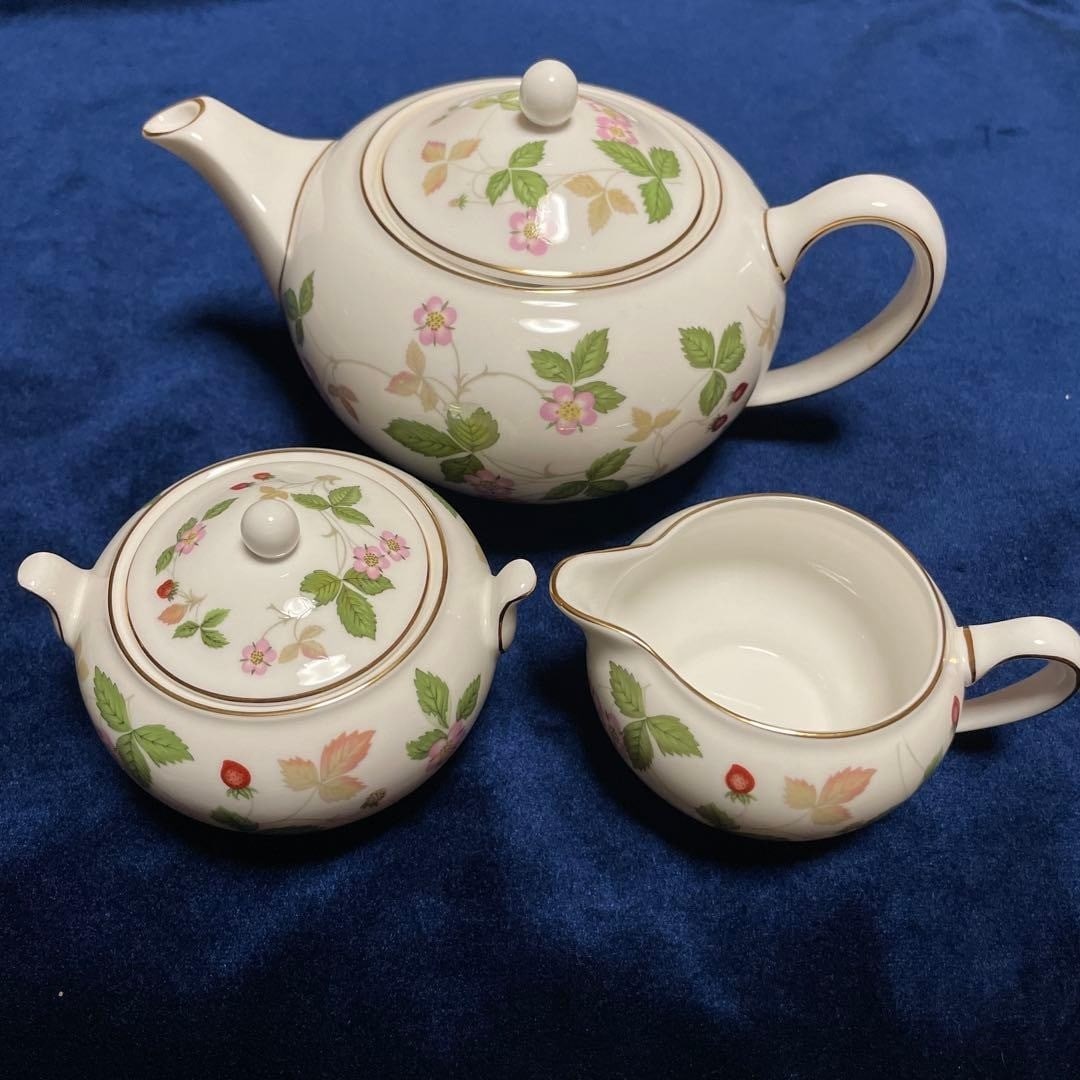 England Wedgwood Wild Strawberry Teapot Sugar Bowl Creamer Tea Set Bone China: England Wedgwood Wild Strawberry Teapot Sugar Bowl Creamer Tea Set Bone China This listing features England Wedgwood Wild Strawberry Teapot Sugar Bowl Creamer Tea Set Bone China. Item specifics are pr