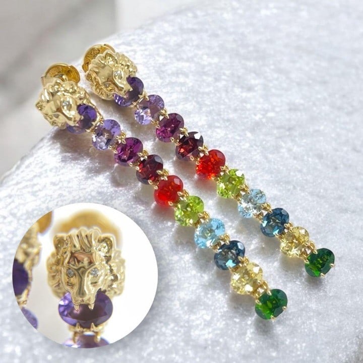 inches Gucci Yellow Gold 18K Lion Head and Diamond Dangle Earrings 2.68: inches Gucci Yellow Gold 18K Lion Head and Diamond Dangle Earrings 2.68 This listing features inches Gucci Yellow Gold 18K Lion Head and Diamond Dangle Earrings 2.68. Item specifics are provided below