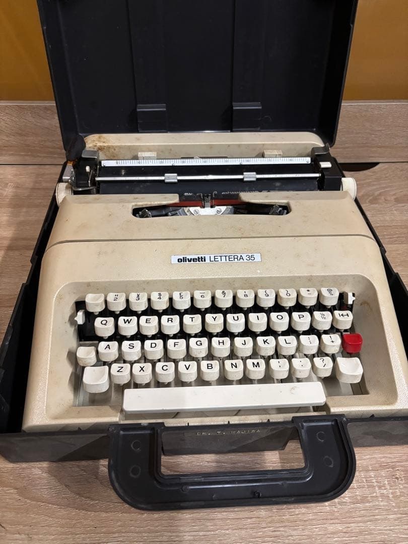 Collectible Olivetti Lettera 35 Typewrite Beige With Carrying Case Vintage (1 of 7)