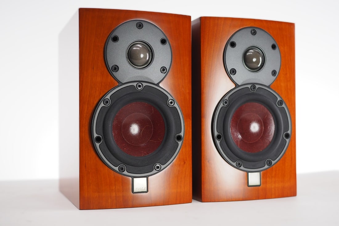 Sound DALI Mentor Menuet Compact HiFi Bookshelf Speakers Pair Audiophile (1 of 9)