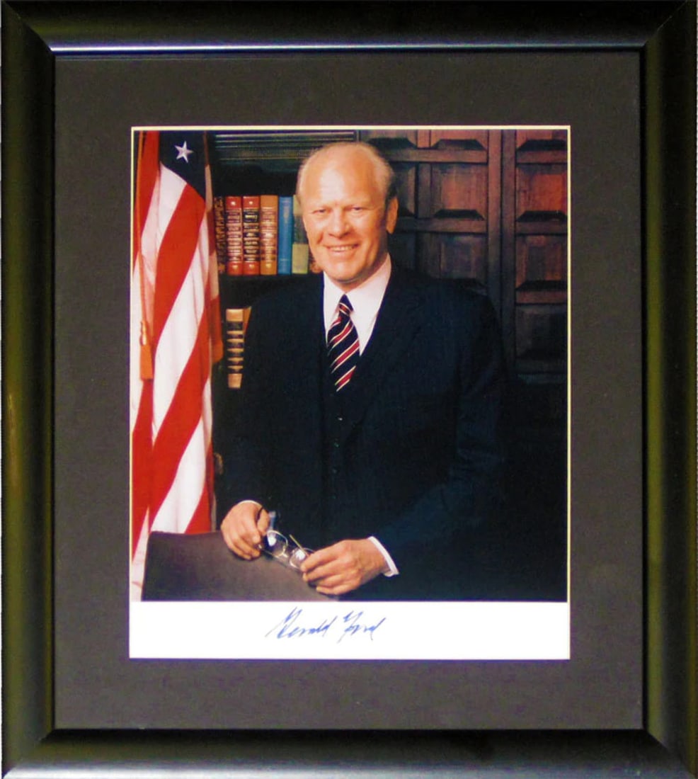 (JSA) Gerald Ford Autographed Framed 8x10 Photo (1 of 3)