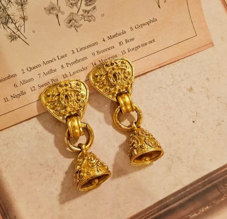 Rare Vintage CHANEL Coco Mark CC Bell Motif Dangle Earring Gold tone in: Rare Vintage CHANEL Coco Mark CC Bell Motif Dangle Earring Gold tone in This listing features Rare Vintage CHANEL Coco Mark CC Bell Motif Dangle Earring Gold tone in. Item specifics are provided below