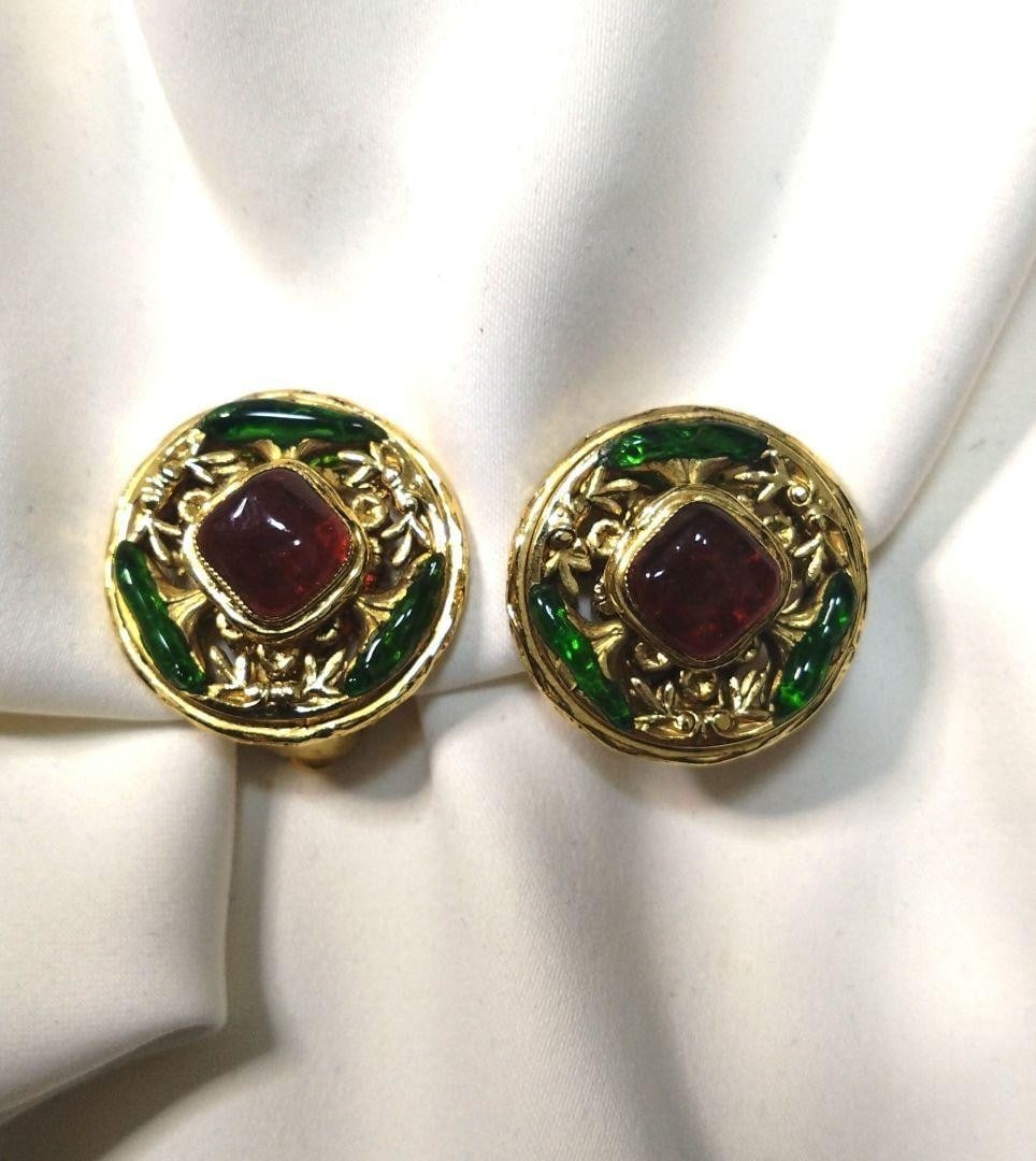 inches Vintage CHANEL 98A Gripoix Clip-on Earring Gold tone 0.91 (1 of 5)