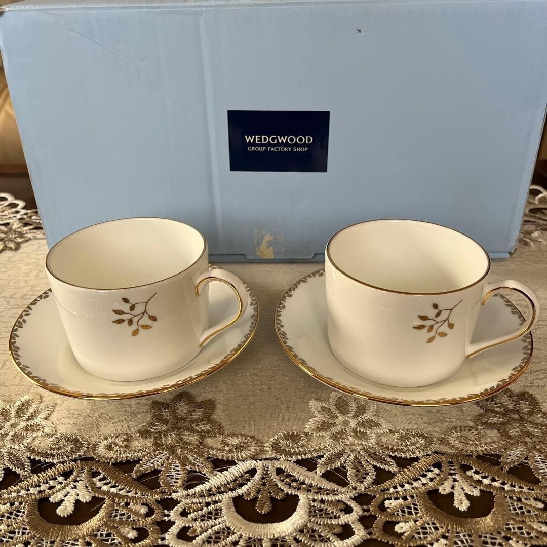 China Wedgwood Vera Wang Gilded Leaf Cup and Saucer Pair Set Elegant Fine Bone: China Wedgwood Vera Wang Gilded Leaf Cup and Saucer Pair Set Elegant Fine Bone This listing features China Wedgwood Vera Wang Gilded Leaf Cup and Saucer Pair Set Elegant Fine Bone. Item specifics are