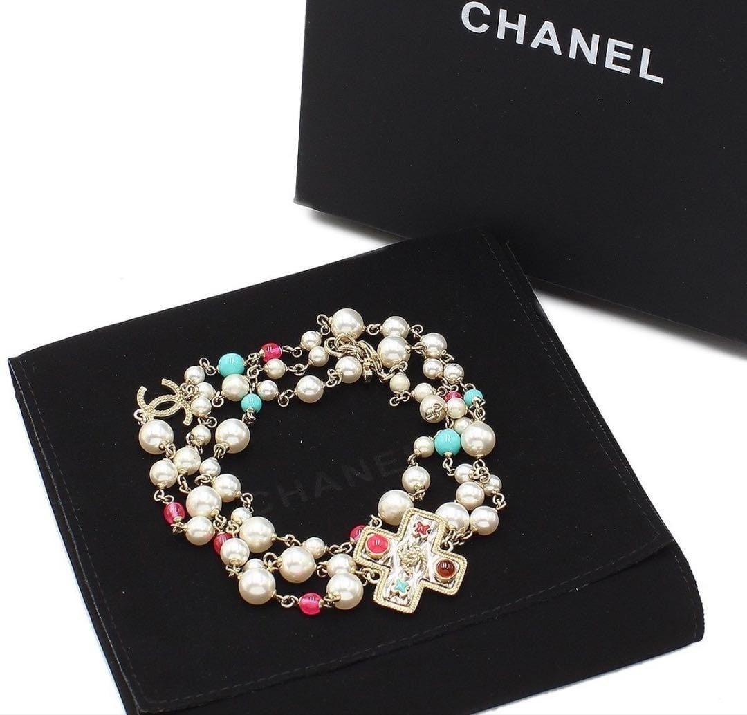 Box CHANEL 17 S Coco Mark CC Colored Stone and Faux Pearl Long Necklace with: Box CHANEL 17 S Coco Mark CC Colored Stone and Faux Pearl Long Necklace with This listing features Box CHANEL 17 S Coco Mark CC Colored Stone and Faux Pearl Long Necklace with. Item specifics are prov