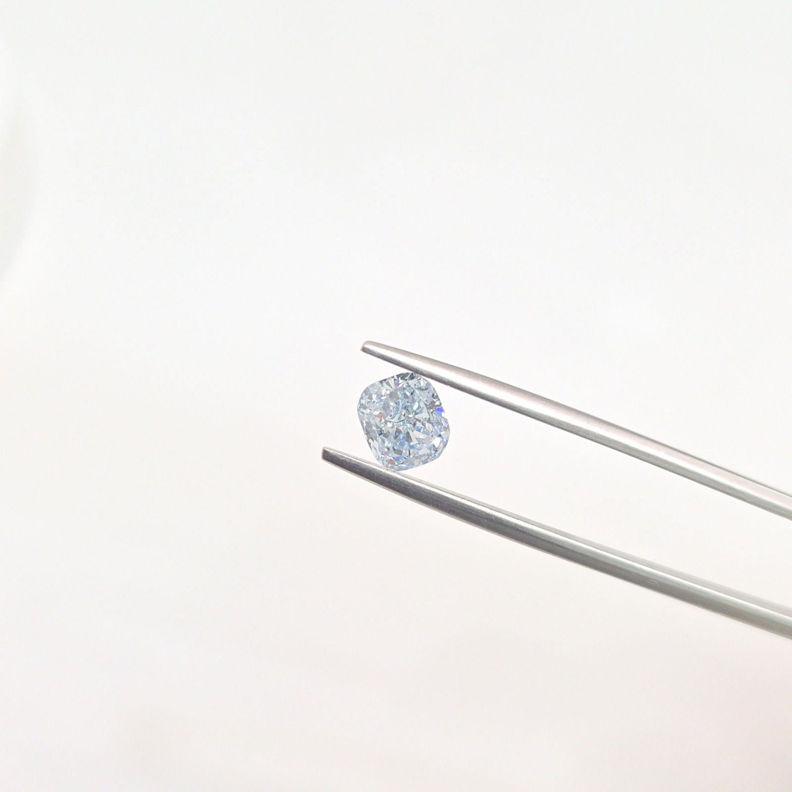 Loose Lab Diamond - IGI Cushion Modified 1.15ct Light Blue VVS2: Loose Lab Diamond - IGI Cushion Modified 1.15ct Light Blue VVS2 This listing features Loose Lab Diamond - IGI Cushion Modified 1.15ct Light Blue VVS2. Item specifics are provided below. Item