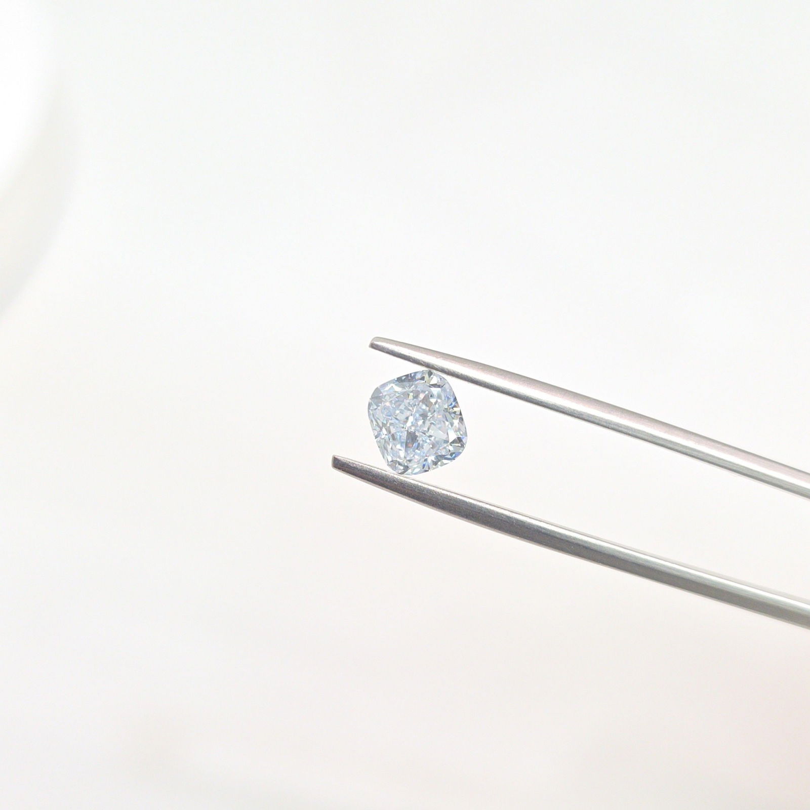 Loose Lab Diamond - IGI Cushion Modified 1.2ct Light Blue VVS2: Loose Lab Diamond - IGI Cushion Modified 1.2ct Light Blue VVS2 This listing features Loose Lab Diamond - IGI Cushion Modified 1.2ct Light Blue VVS2. Item specifics are provided below. Item Specifics: