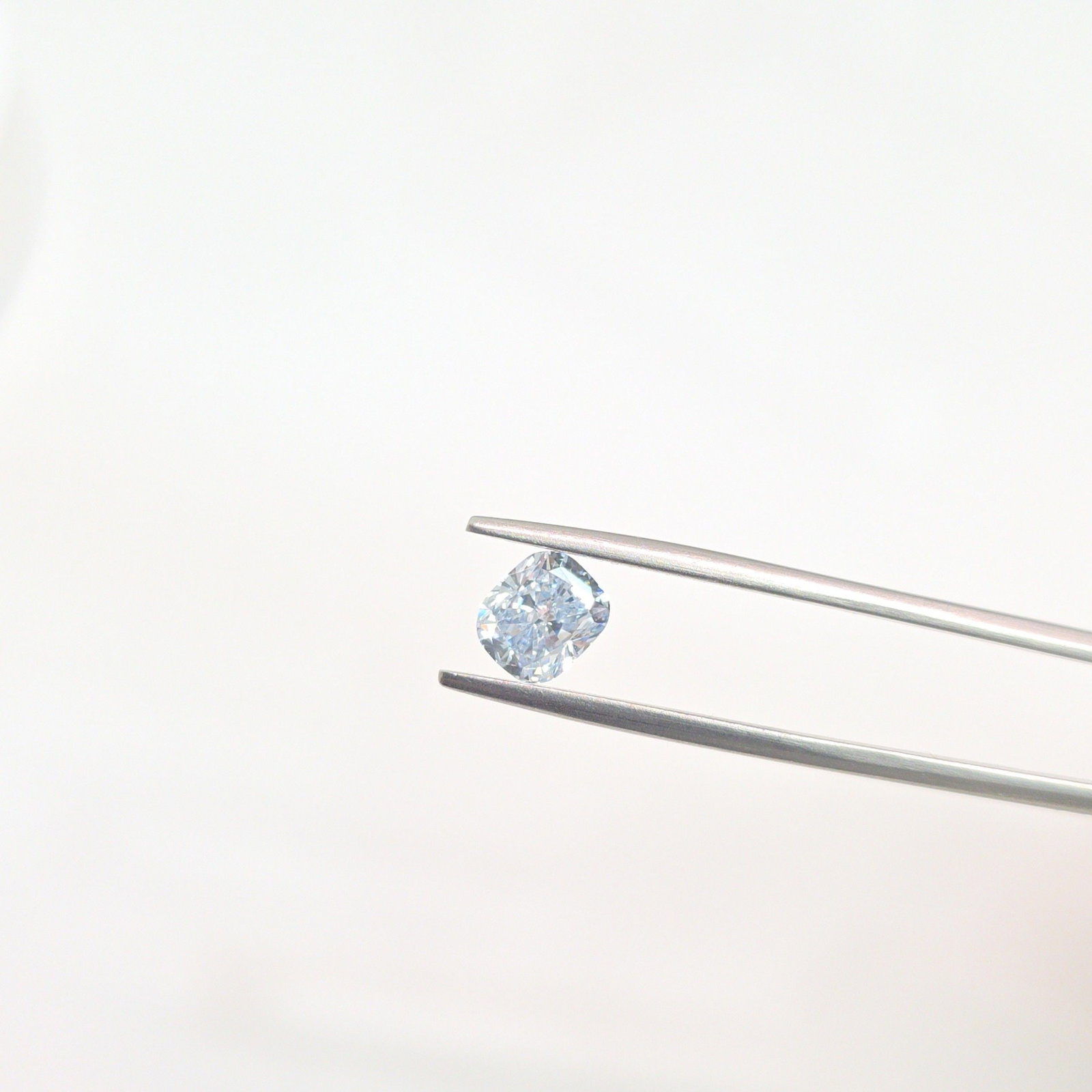 Loose Lab Diamond - IGI Cushion Modified 1.17ct Fancy Blue VVS2: Loose Lab Diamond - IGI Cushion Modified 1.17ct Fancy Blue VVS2 This listing features Loose Lab Diamond - IGI Cushion Modified 1.17ct Fancy Blue VVS2. Item specifics are provided below. Item Specifics