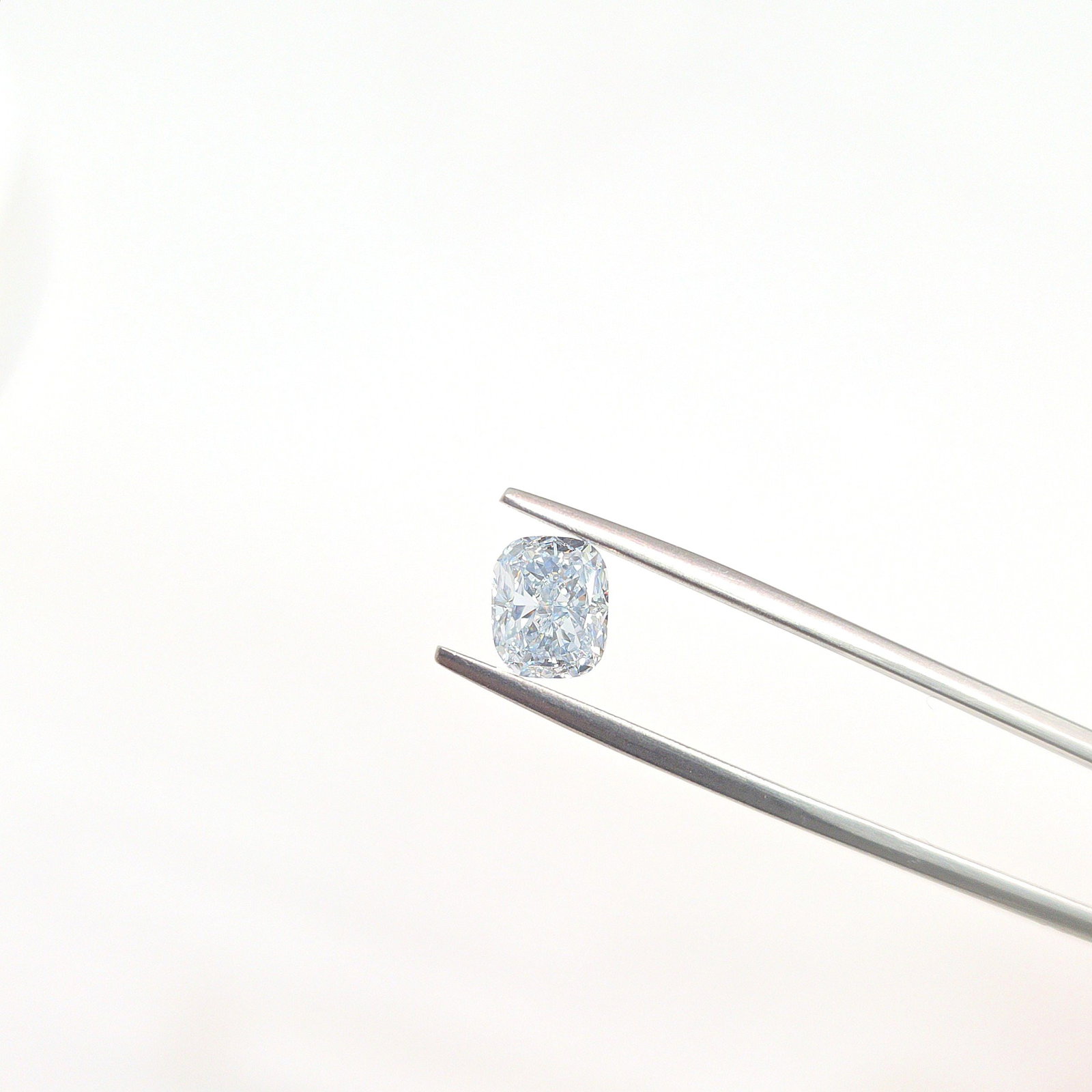 Loose Lab Diamond - IGI Cushion Modified 1.35ct Light Blue VVS2: Loose Lab Diamond - IGI Cushion Modified 1.35ct Light Blue VVS2 This listing features Loose Lab Diamond - IGI Cushion Modified 1.35ct Light Blue VVS2. Item specifics are provided below. Item Specifics