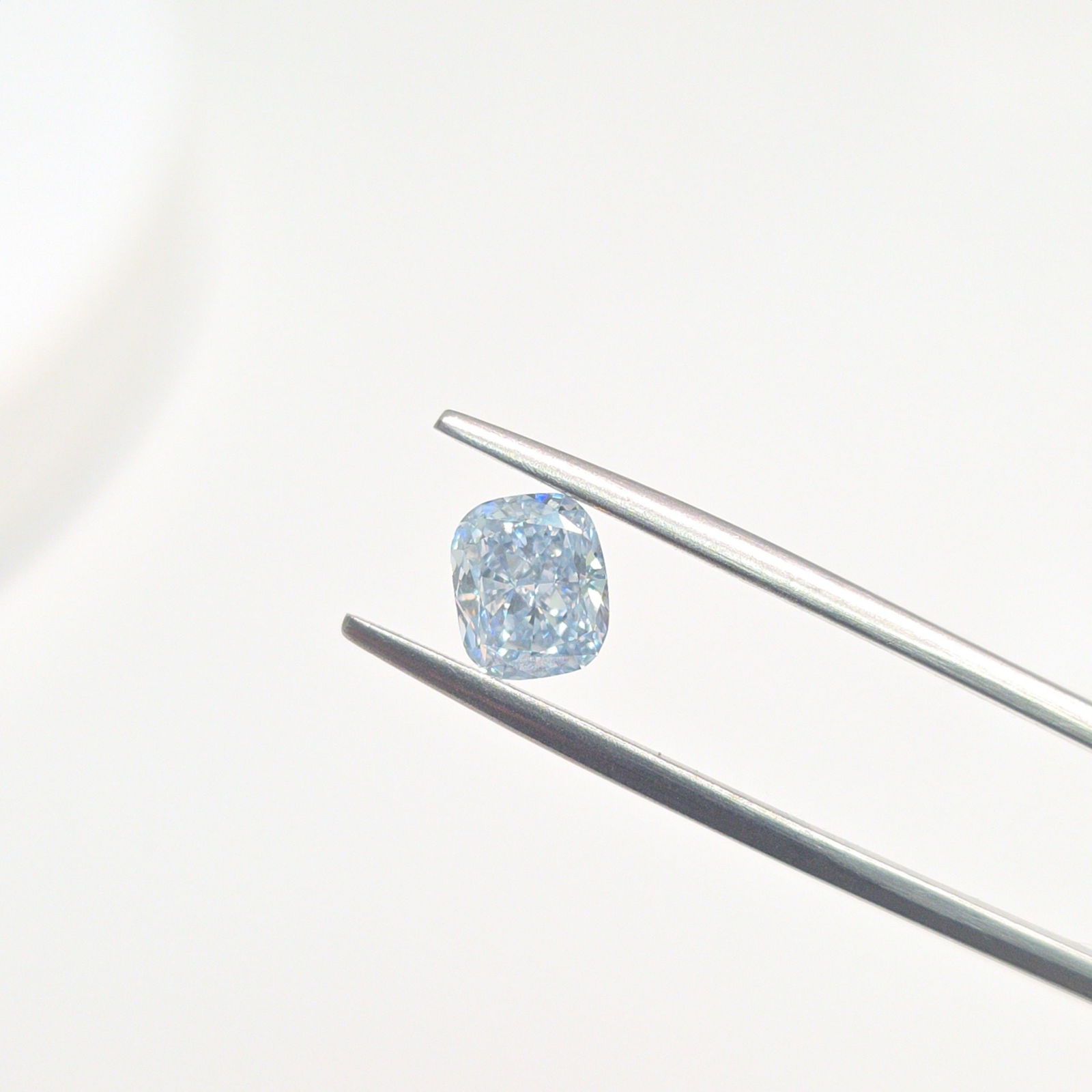 Loose Lab Diamond - IGI Cushion Modified 1.09ct Fancy Blue VVS2: Loose Lab Diamond - IGI Cushion Modified 1.09ct Fancy Blue VVS2 This listing features Loose Lab Diamond - IGI Cushion Modified 1.09ct Fancy Blue VVS2. Item specifics are provided below. Item Specifics