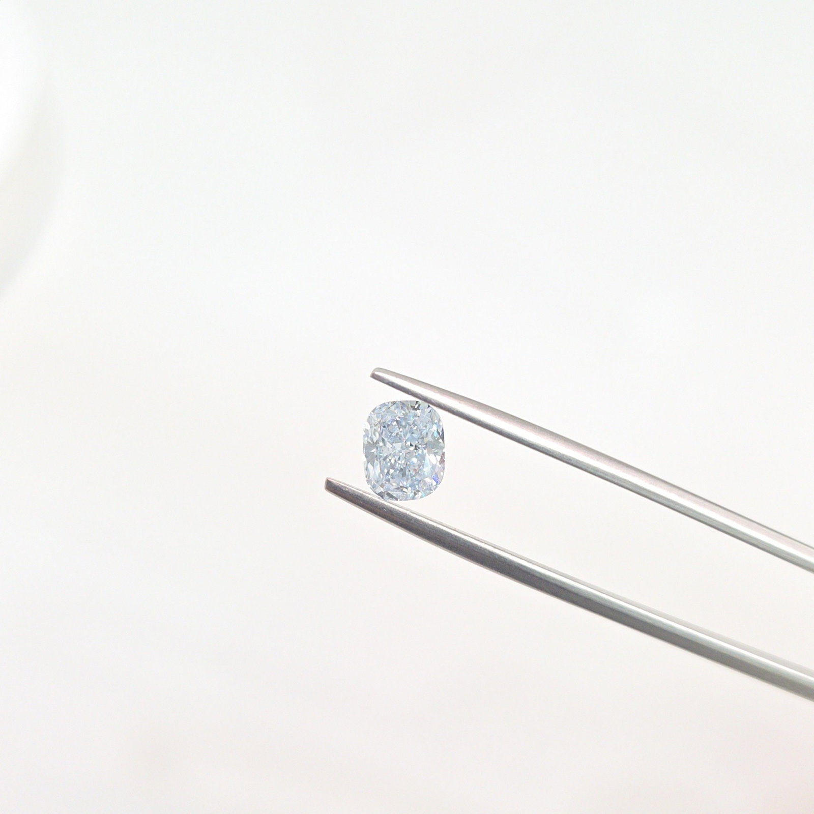 Loose Lab Diamond - IGI Cushion Modified 1.19ct Light Blue VVS2: Loose Lab Diamond - IGI Cushion Modified 1.19ct Light Blue VVS2 This listing features Loose Lab Diamond - IGI Cushion Modified 1.19ct Light Blue VVS2. Item specifics are provided below. Item Specifics
