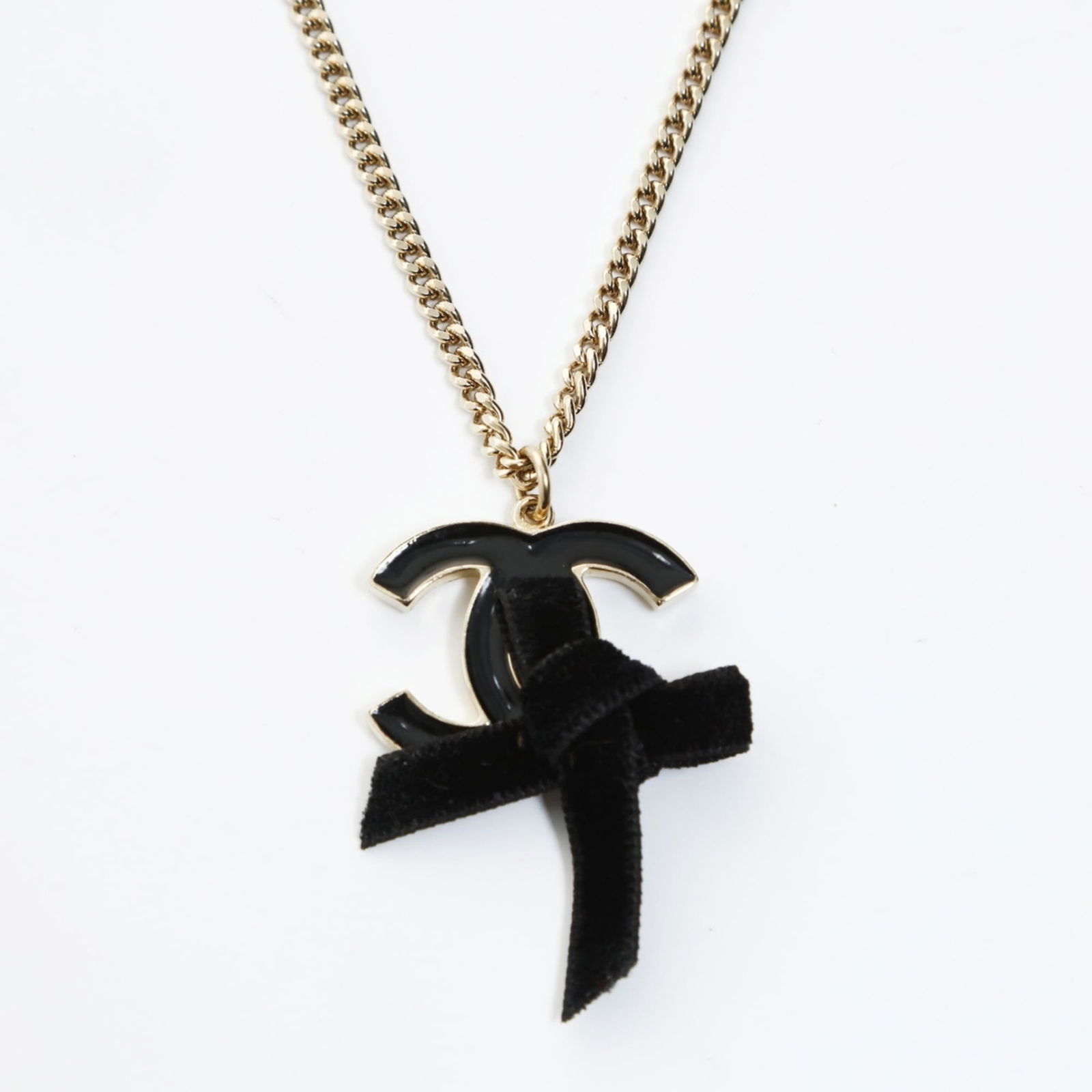 WS26554 CHANEL 07C 2007 Coco Mark Ribbon Necklace Gold: WS26554 CHANEL 07C 2007 Coco Mark Ribbon Necklace Gold This listing features WS26554 CHANEL 07C 2007 Coco Mark Ribbon Necklace Gold. Item specifics are provided below. Item Specifics: Brand: Chanel