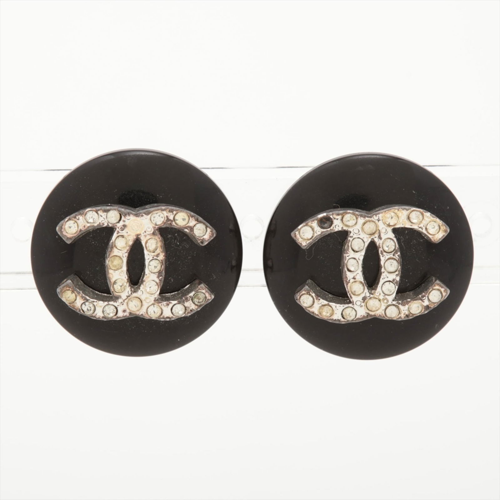 Earrings Chanel Clip: Earrings Chanel Clip This listing features Earrings Chanel Clip. Item specifics are provided below. Item Specifics: Brand: Chanel Type: Clip Earrings Gender: Women Color: Black Stone: Rhinestone