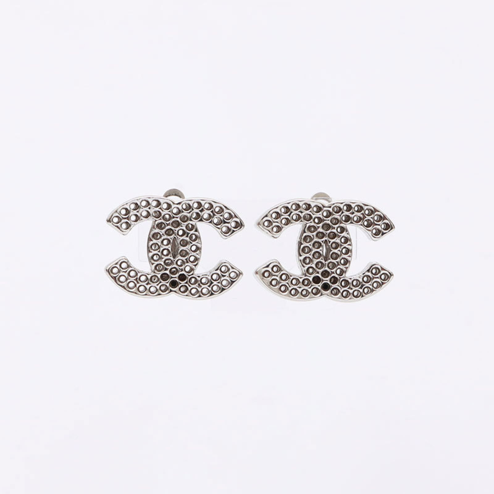 Earrings Chanel Clip: Earrings Chanel Clip This listing features Earrings Chanel Clip. Item specifics are provided below. Item Specifics: Brand: Chanel Type: Clip Earrings Color: Silver Size (Hxwxd): 15.00mm x 22.00mm /