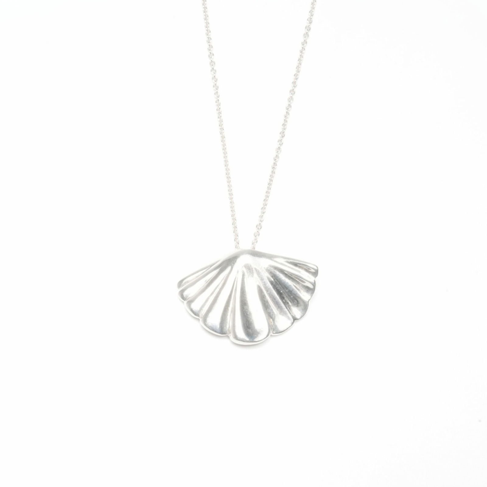 WS24033 - Tiffany & Co. 925 Shell Necklace in Silver: WS24033 - Tiffany & Co. 925 Shell Necklace in Silver This listing features WS24033 - Tiffany & Co. 925 Shell Necklace in Silver. Item specifics are provided below. Item Specifics: Brand: Tiffany