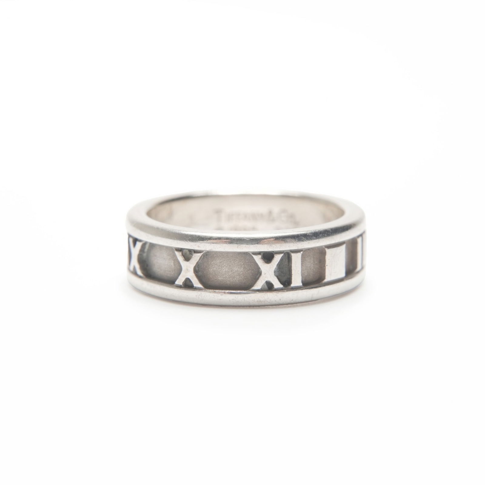 Ring Tiffany Band: Ring Tiffany Band This listing features Ring Tiffany Band. Item specifics are provided below. Item Specifics: Brand: Tiffany Type: Band Ring Gender: Women Color: Silver Us Size: 4.5 Condition: Used (v