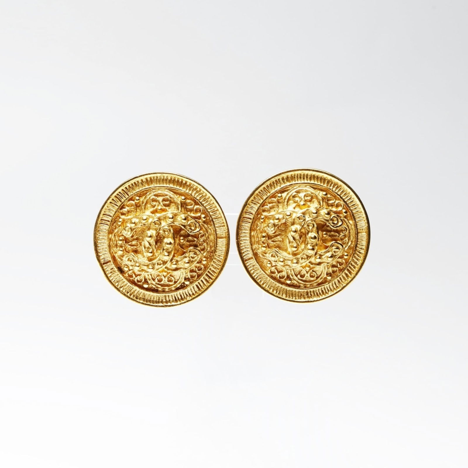 Earrings Chanel Clip: Earrings Chanel Clip This listing features Earrings Chanel Clip. Item specifics are provided below. Item Specifics: Brand: Chanel Type: Clip Earrings Gender: Women Color: Gold Diameter: 30mm / 1.18''