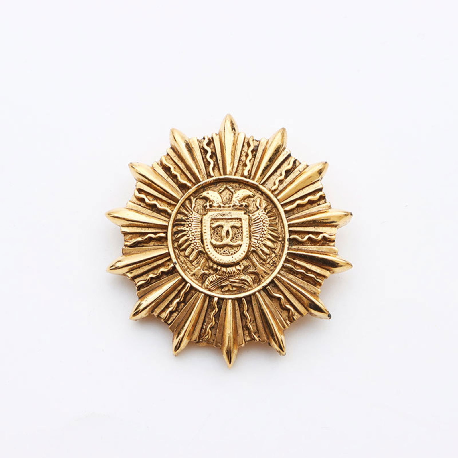 Brooch Chanel: Brooch Chanel This listing features Brooch Chanel. Item specifics are provided below. Item Specifics: Brand: Chanel Type: Brooch Gender: Women Color: Gold Size (Hxwxd): 4.5cm x 4.5cm / 1.77'' x 1.77''
