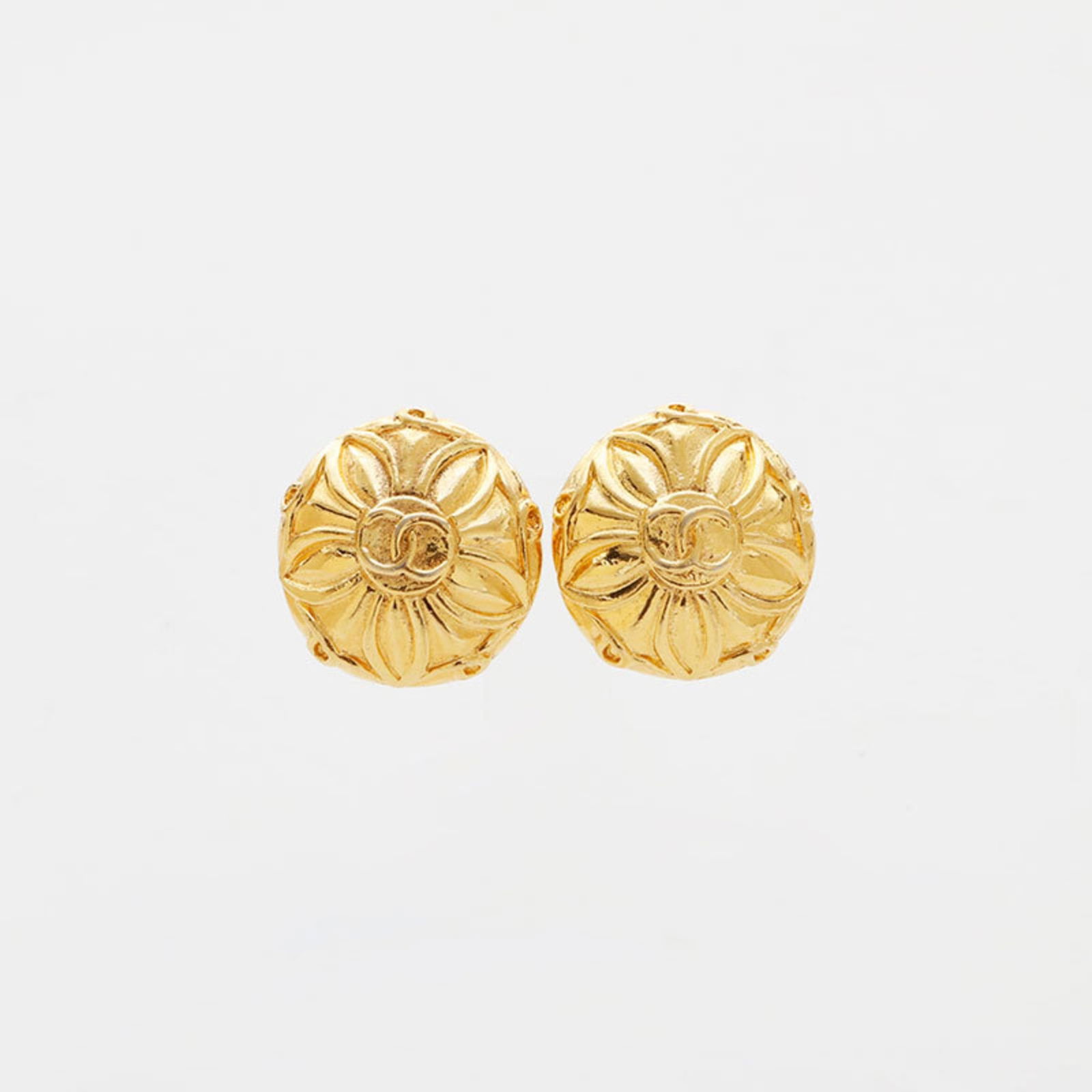 Earrings Chanel Clip: Earrings Chanel Clip This listing features Earrings Chanel Clip. Item specifics are provided below. Item Specifics: Brand: Chanel Type: Clip Earrings Gender: Women Color: Gold Size (Hxwxd): 25.00mm x