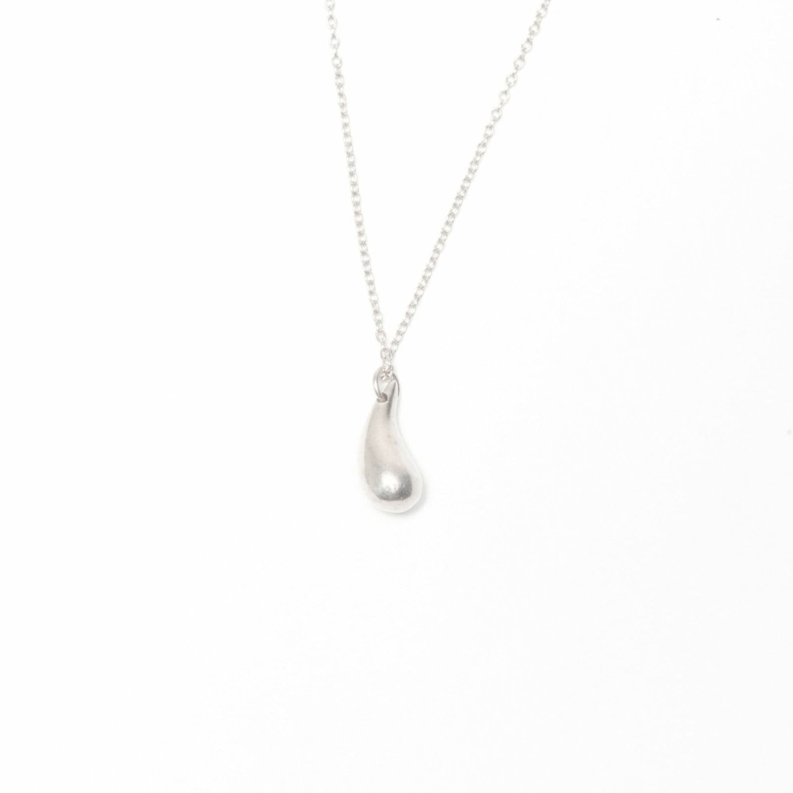 WS24010 Tiffany & Co. Teardrop 925 Sterling Silver Necklace: WS24010 Tiffany & Co. Teardrop 925 Sterling Silver Necklace This listing features WS24010 Tiffany & Co. Teardrop 925 Sterling Silver Necklace. Item specifics are provided below. Item Specifics: