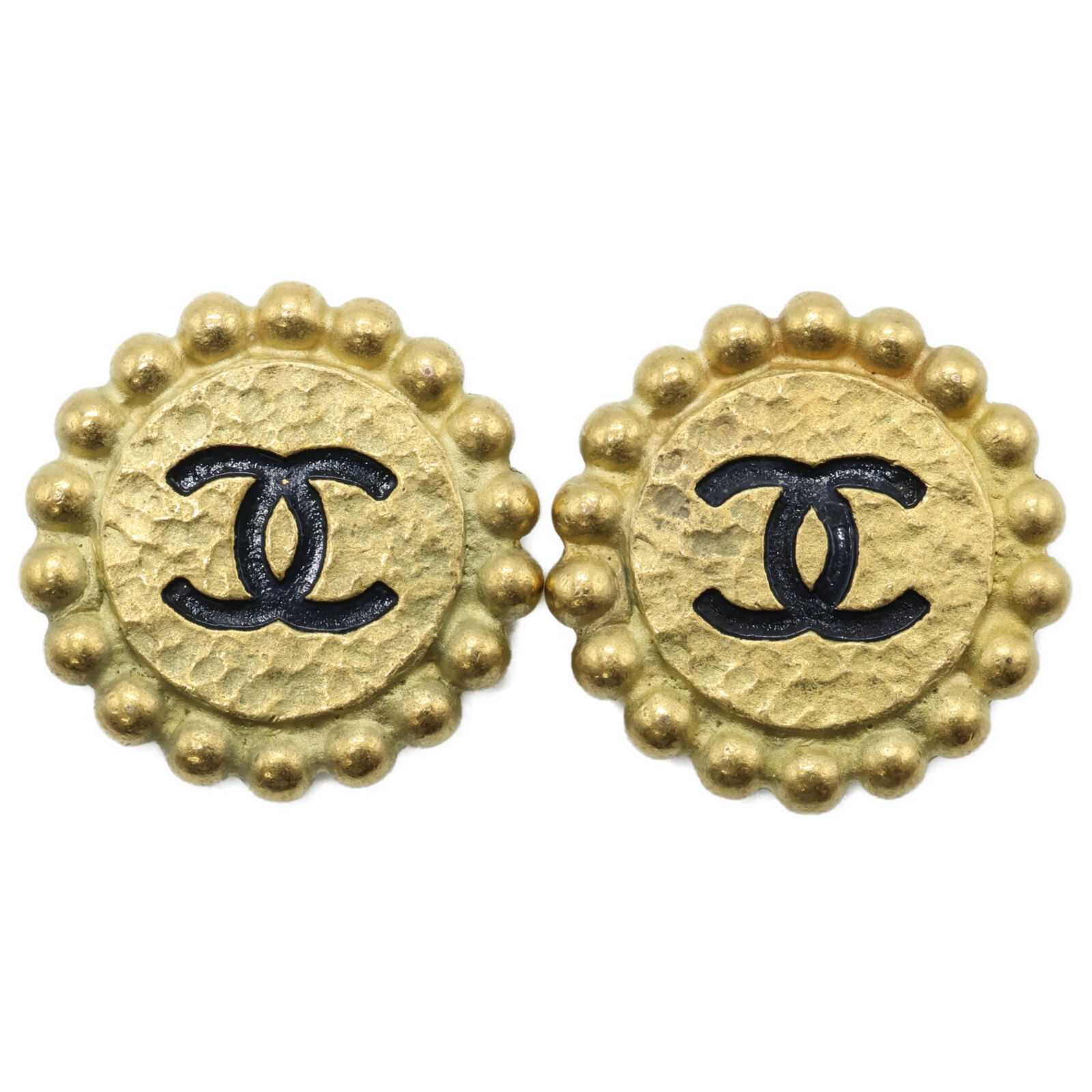 Metal Chanel Clip Earrings: Metal Chanel Clip Earrings This listing features Metal Chanel Clip Earrings. Item specifics are provided below. Item Specifics: Brand: Chanel Type: Clip Earrings Gender: Women Material: Metal Color: